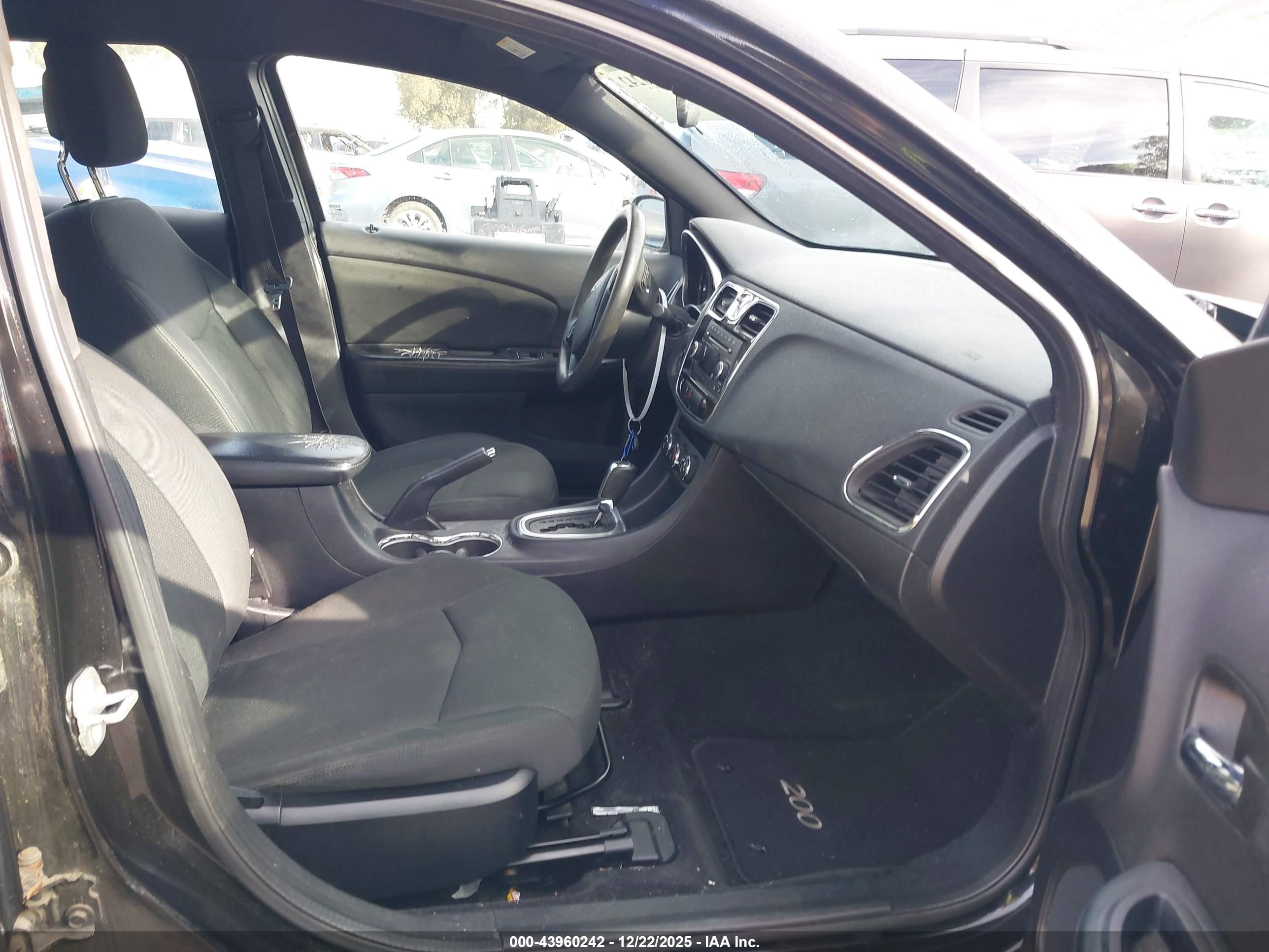 CHRYSLER 200 image 5