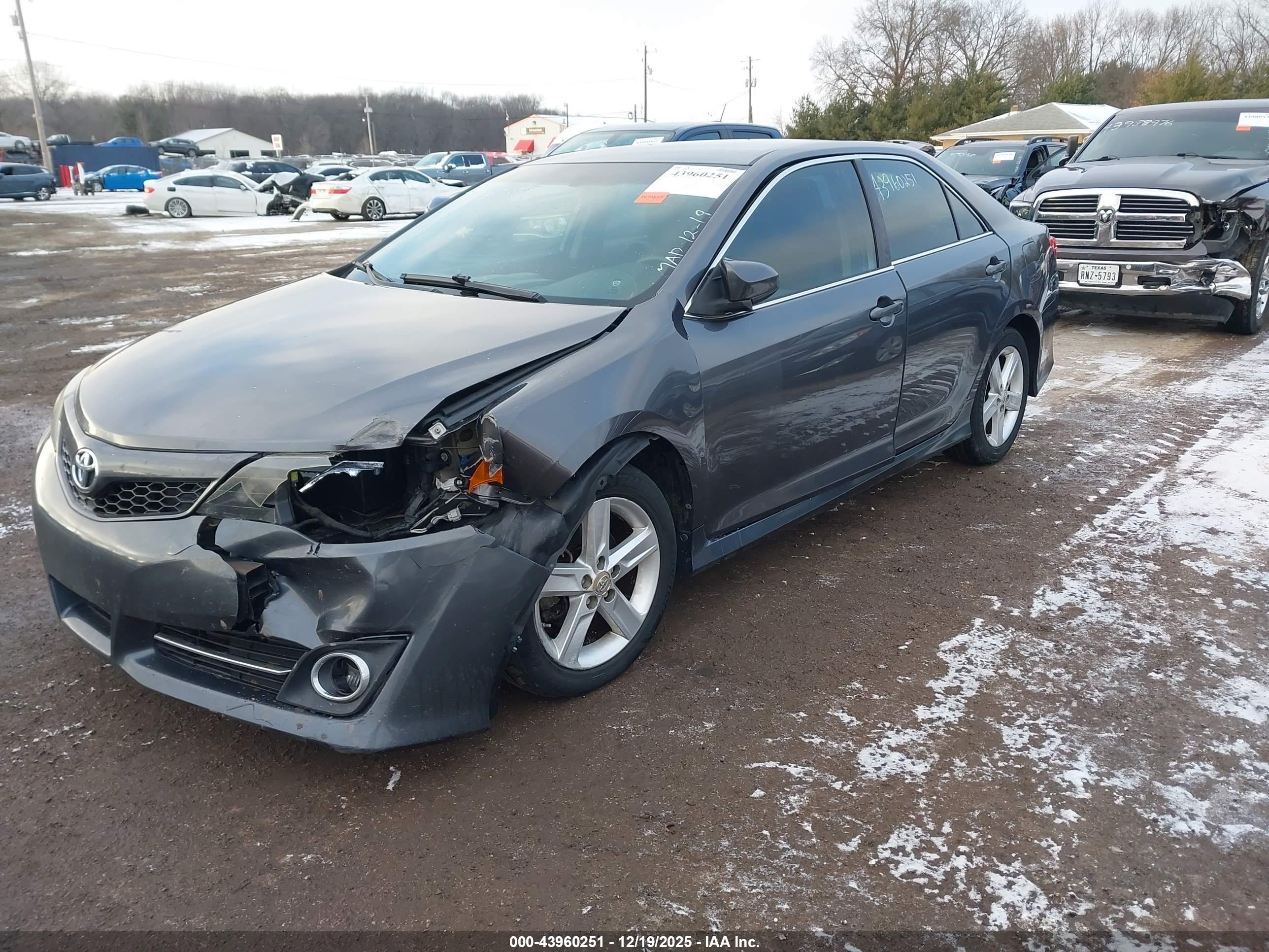TOYOTA CAMRY image 2