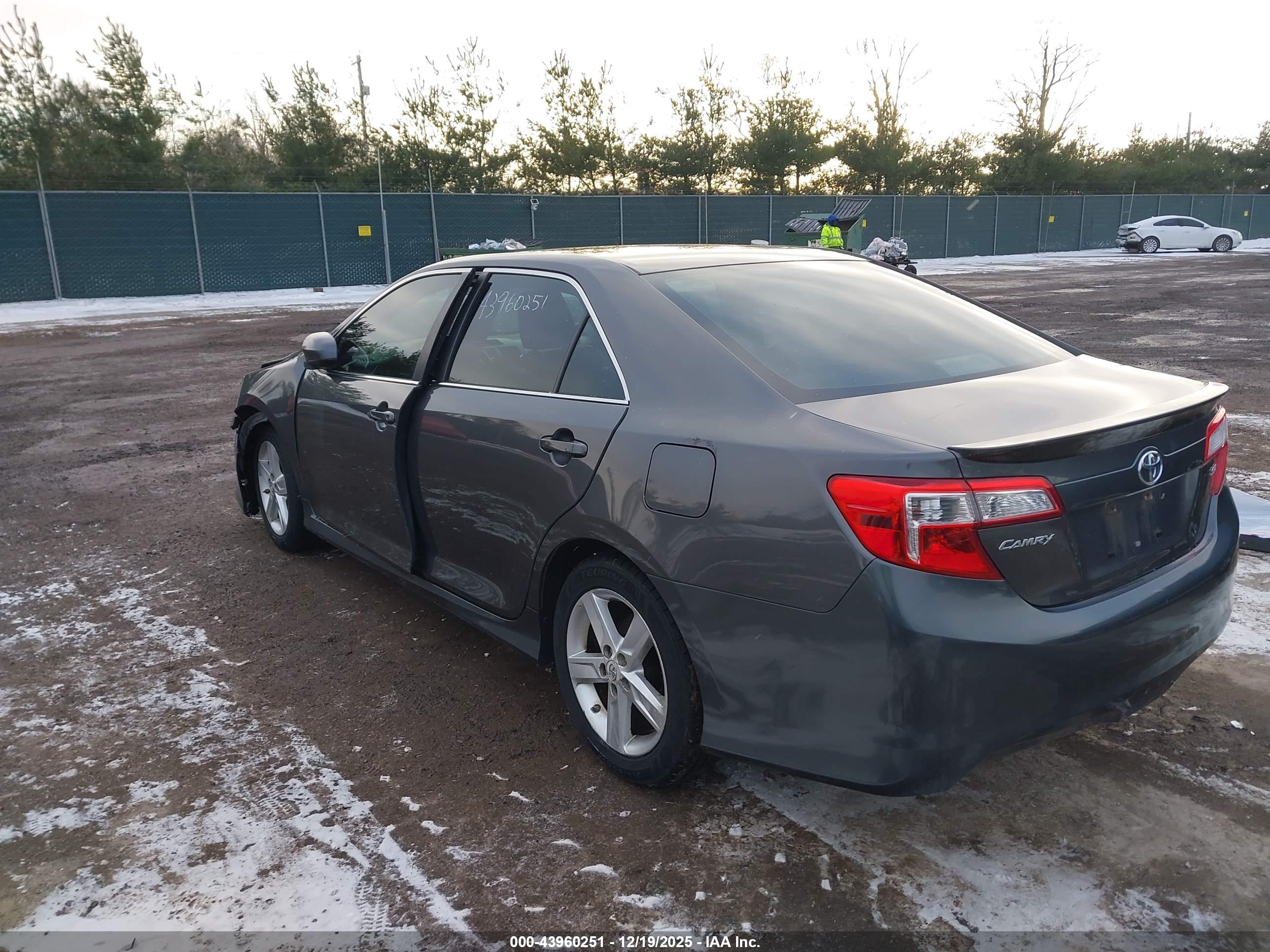 TOYOTA CAMRY image 3
