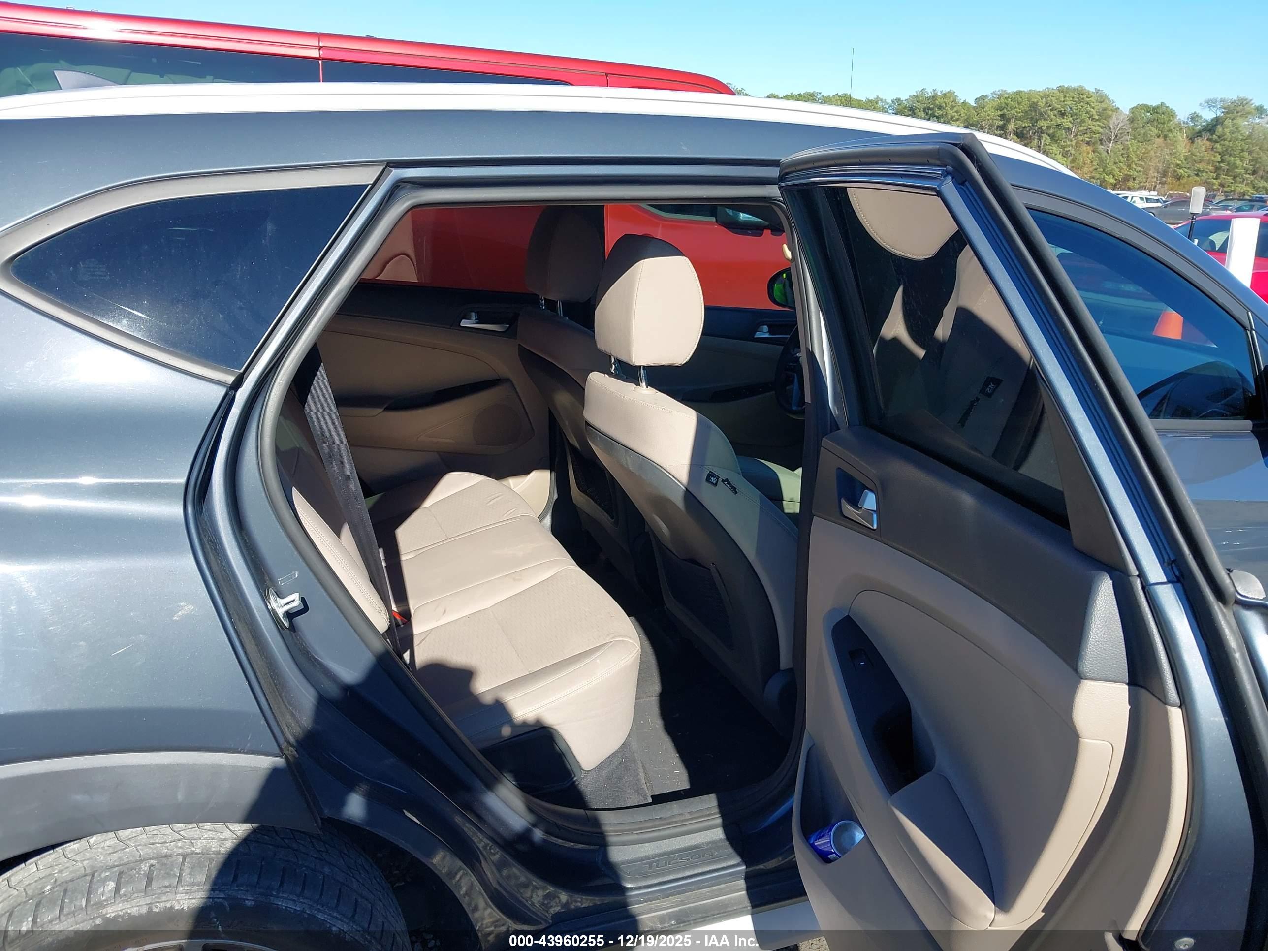 HYUNDAI TUCSON image 8