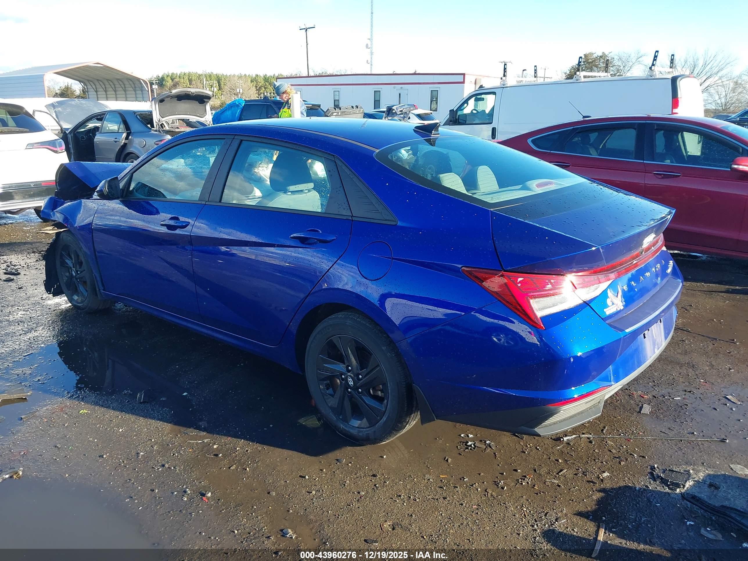 HYUNDAI ELANTRA image 3