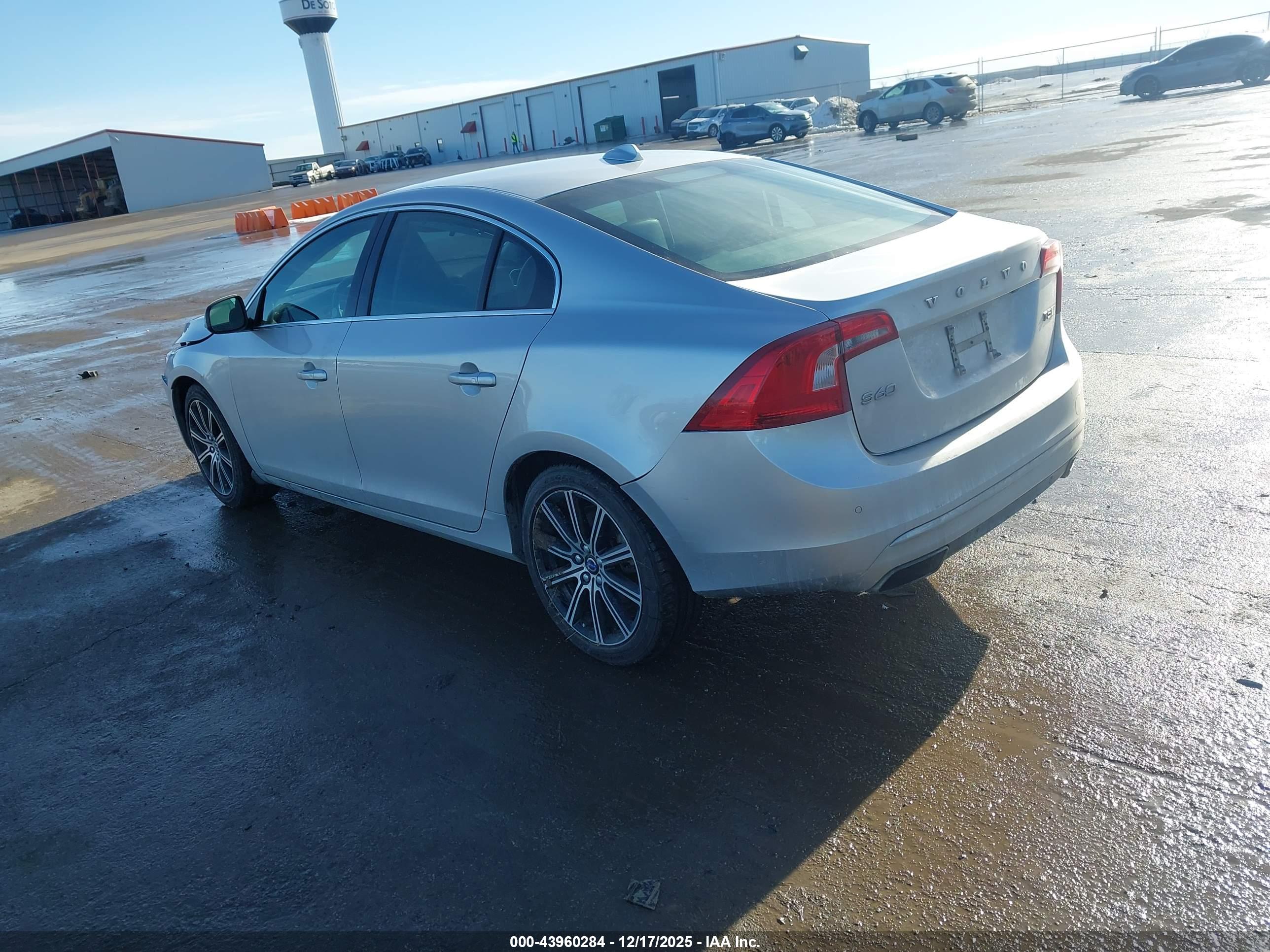 VOLVO S60 image 3