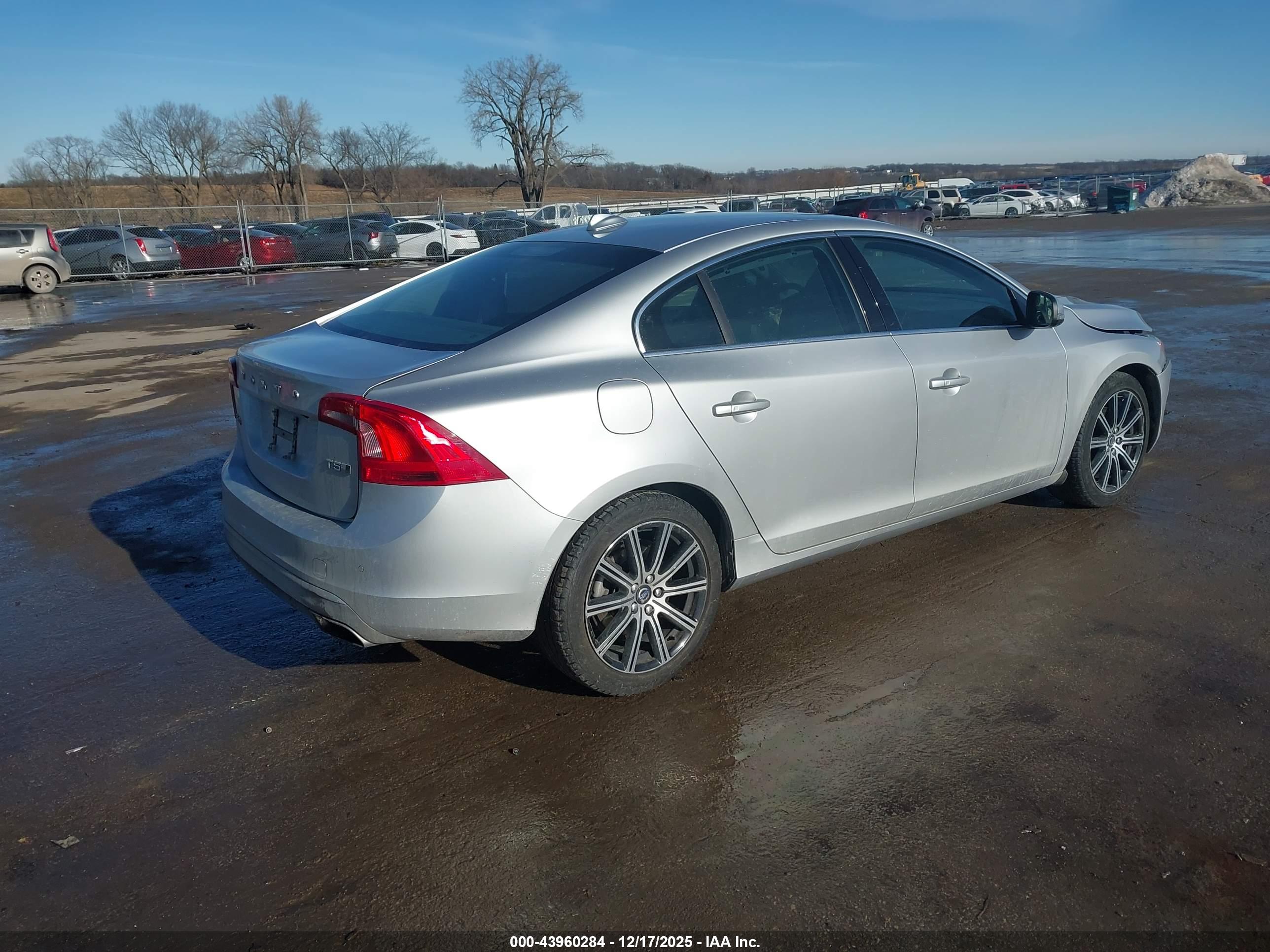 VOLVO S60 image 4