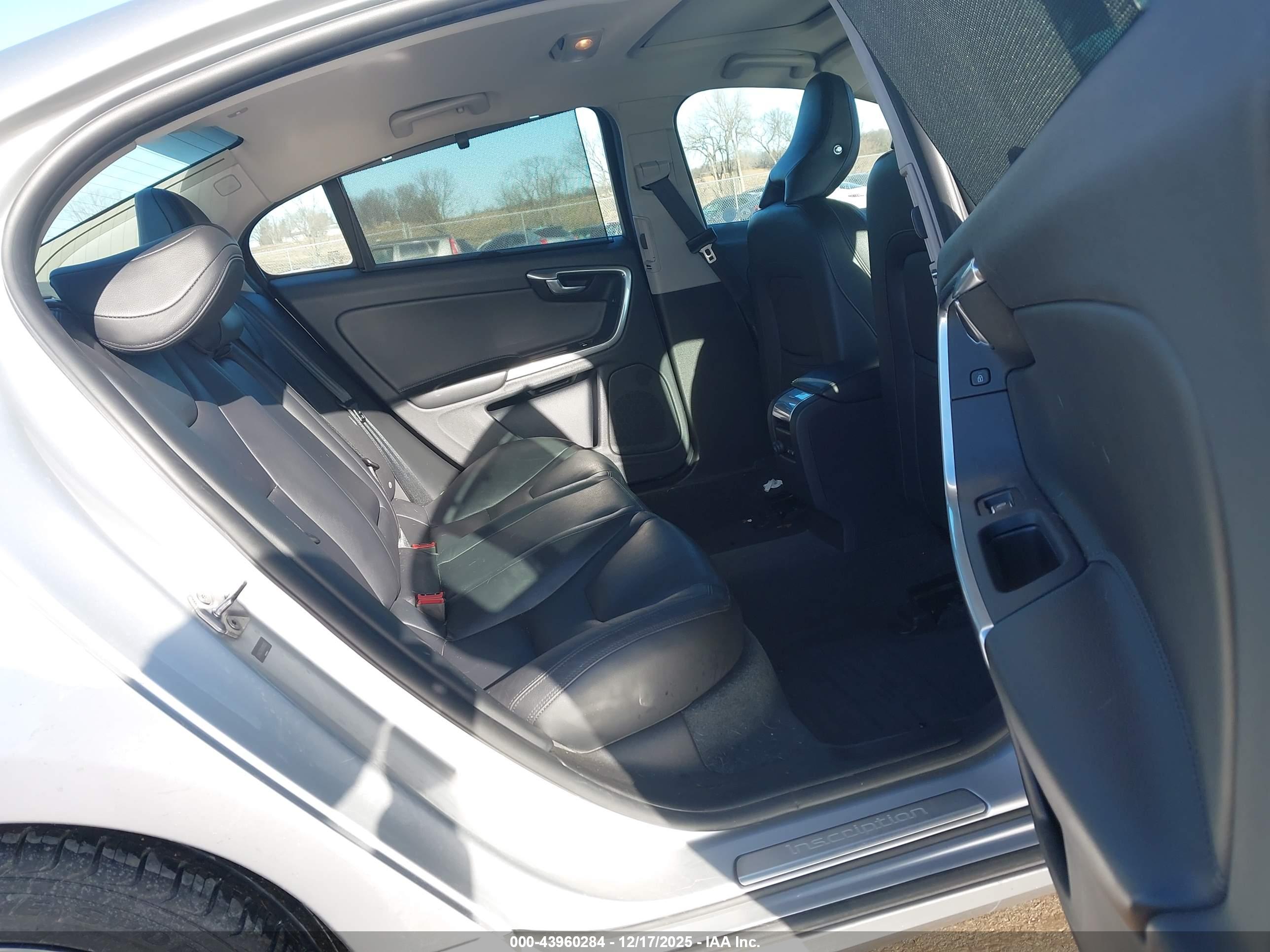 VOLVO S60 image 8