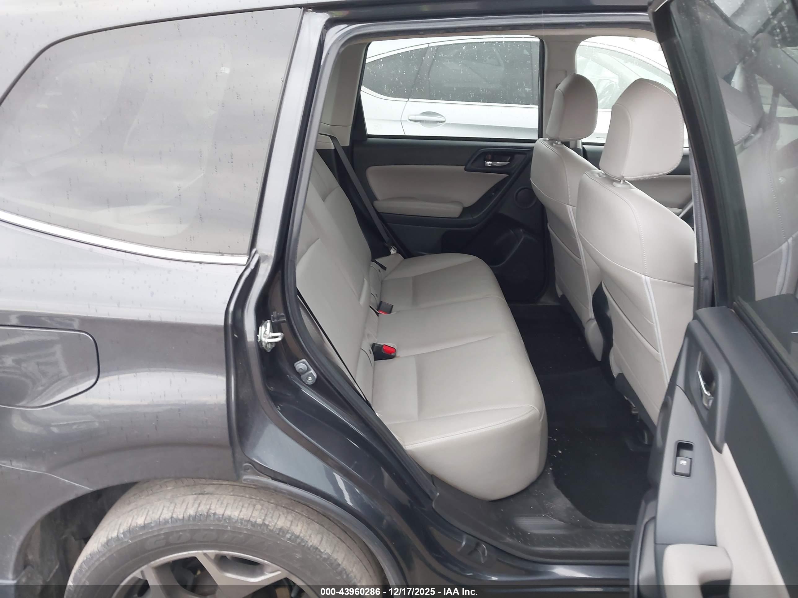 SUBARU FORESTER image 8