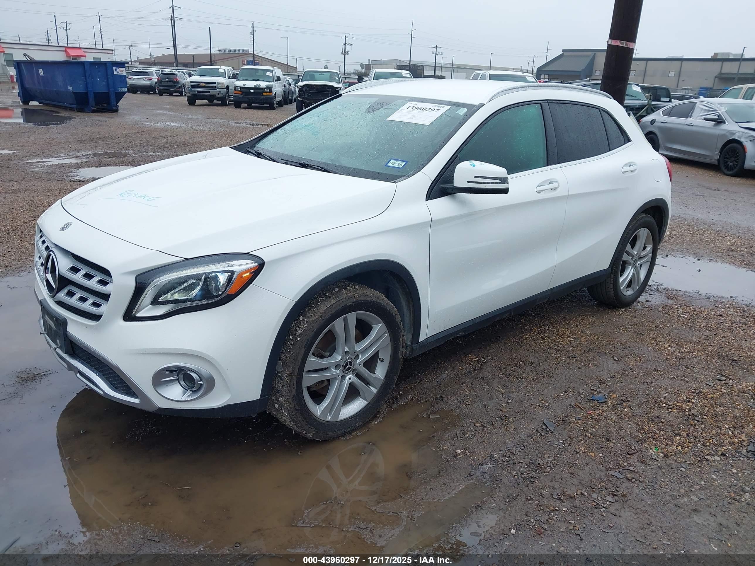 MERCEDES-BENZ GLA image 2