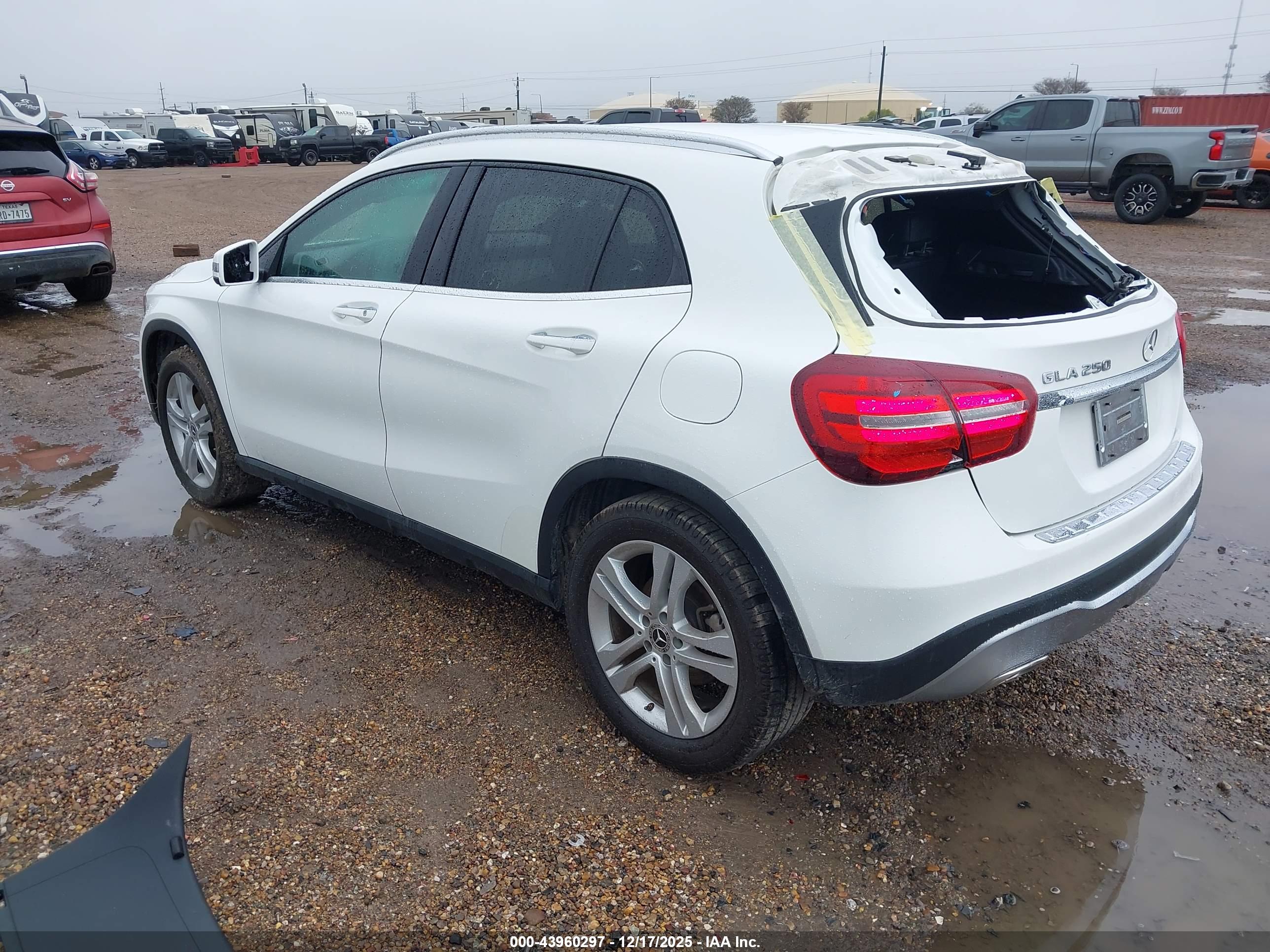 MERCEDES-BENZ GLA image 3