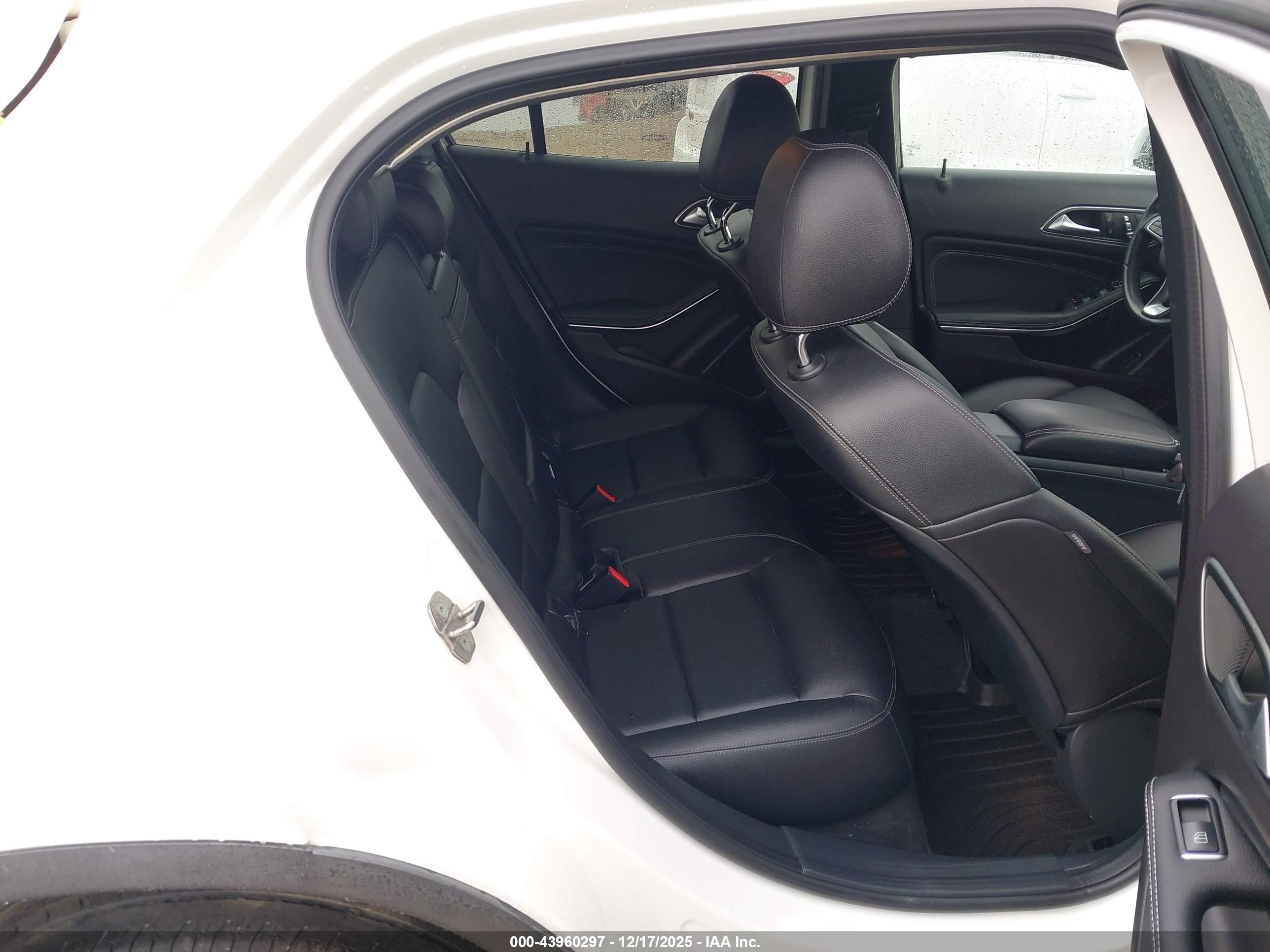 MERCEDES-BENZ GLA image 8
