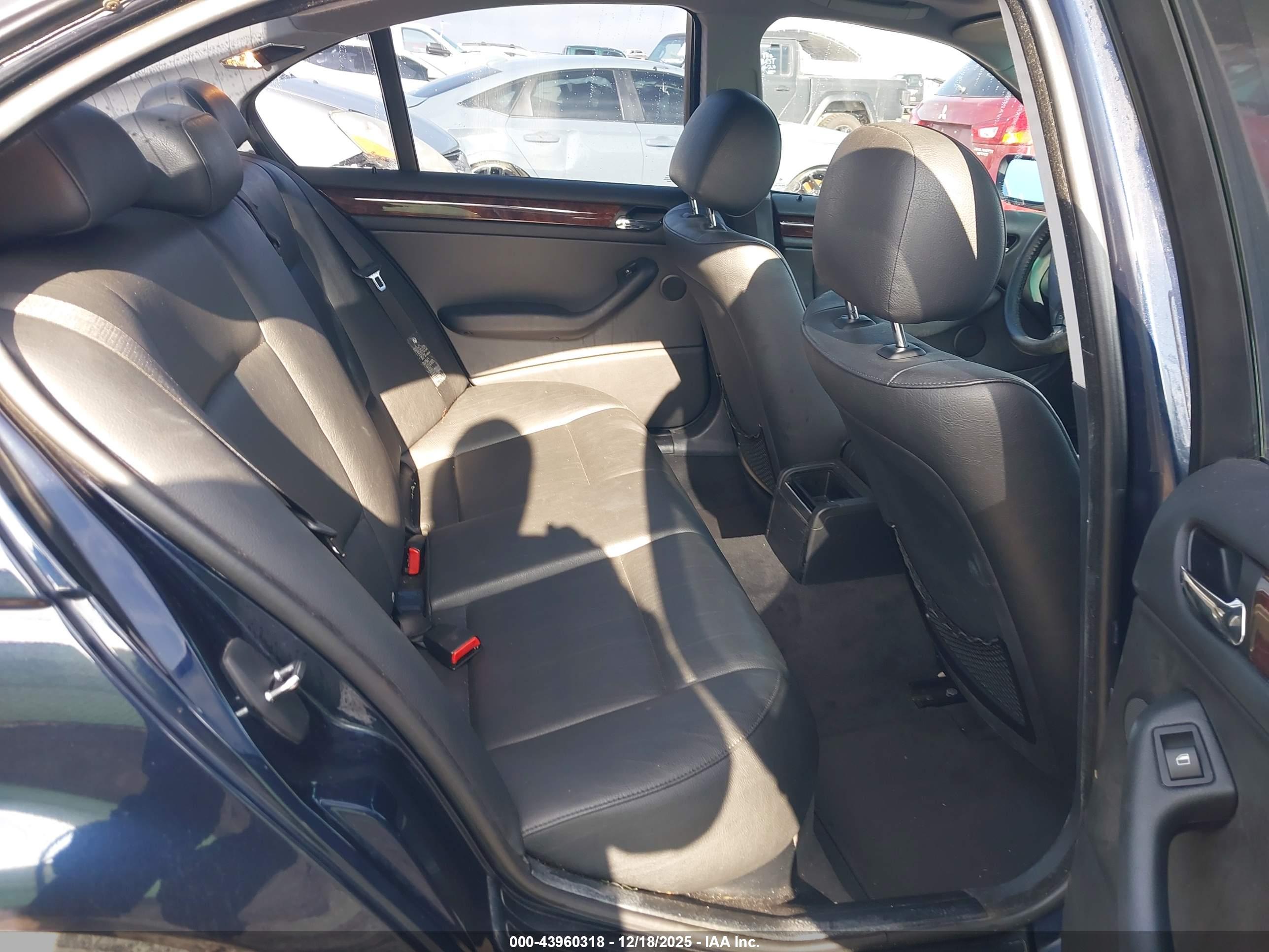 BMW 325I image 8