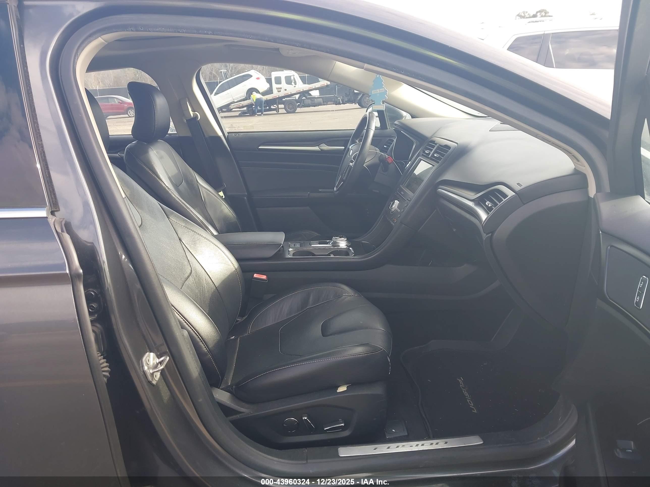 FORD FUSION image 5