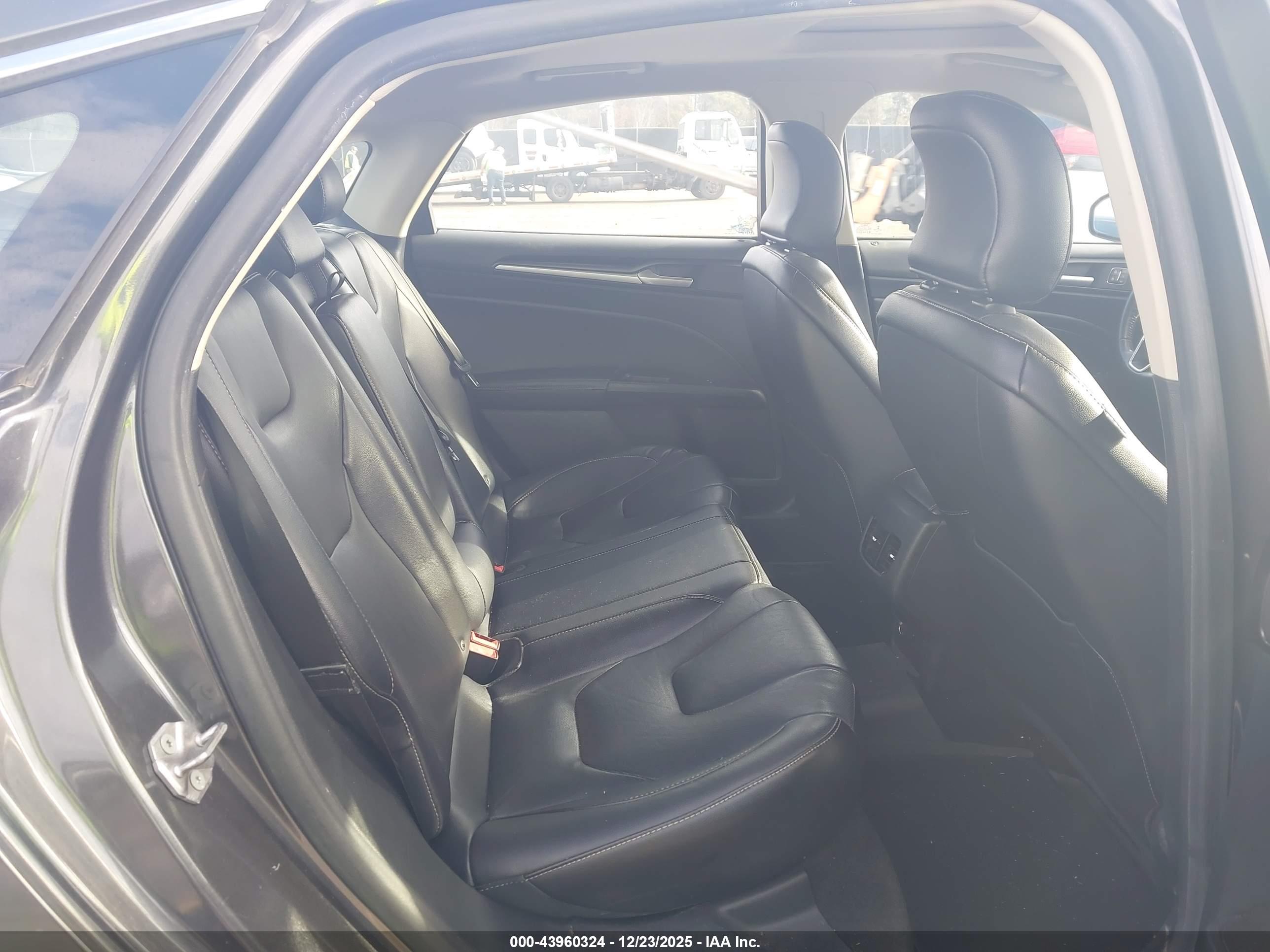 FORD FUSION image 8