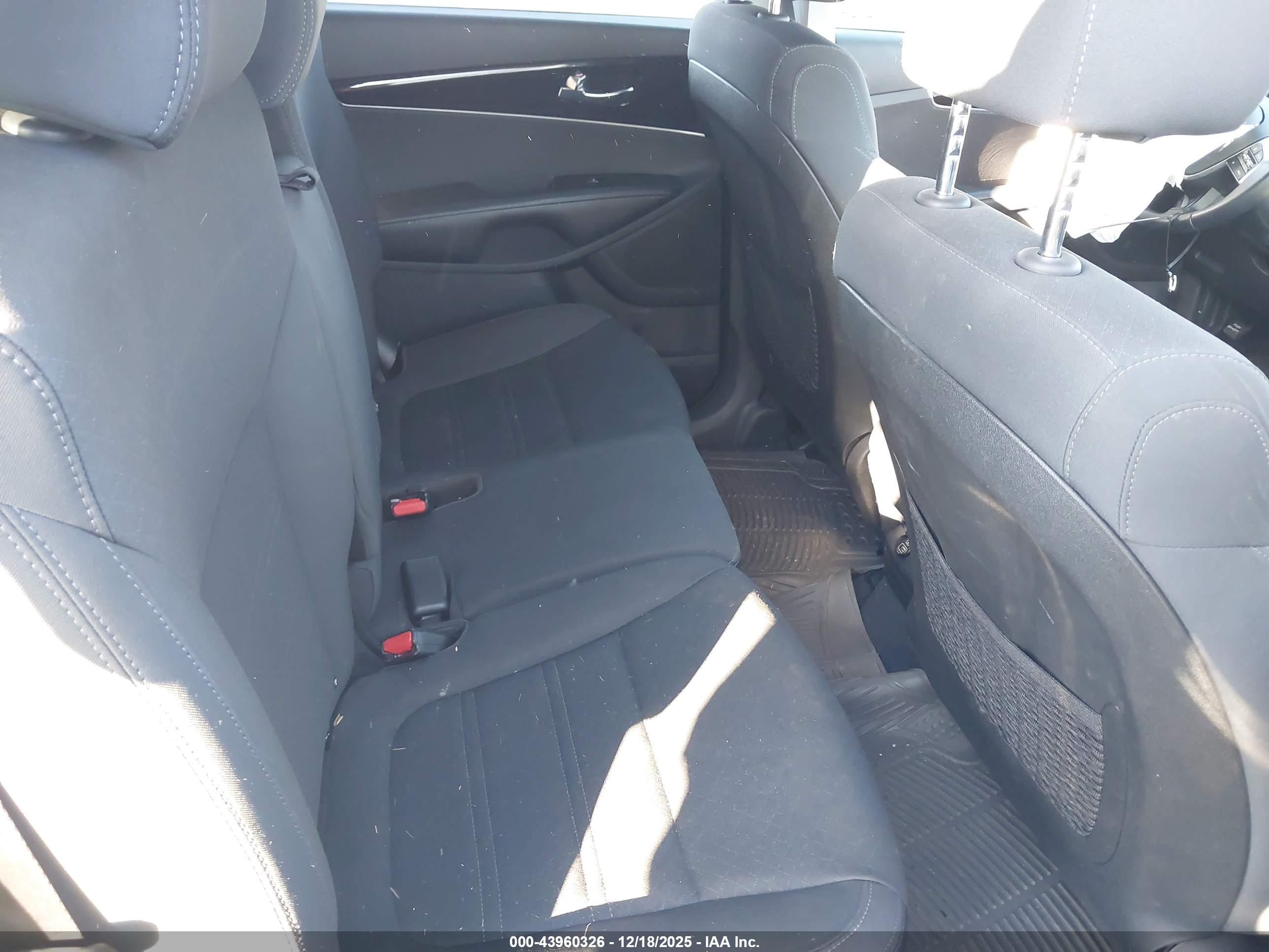 KIA SORENTO image 8
