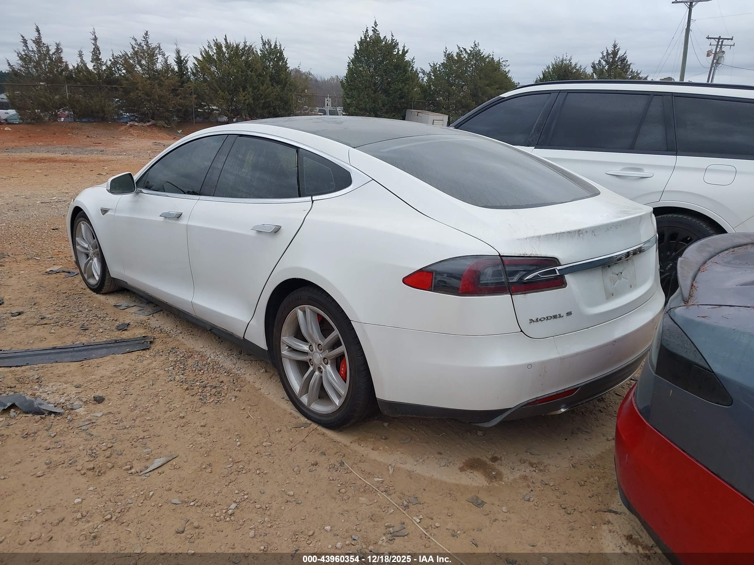TESLA MODEL image 3