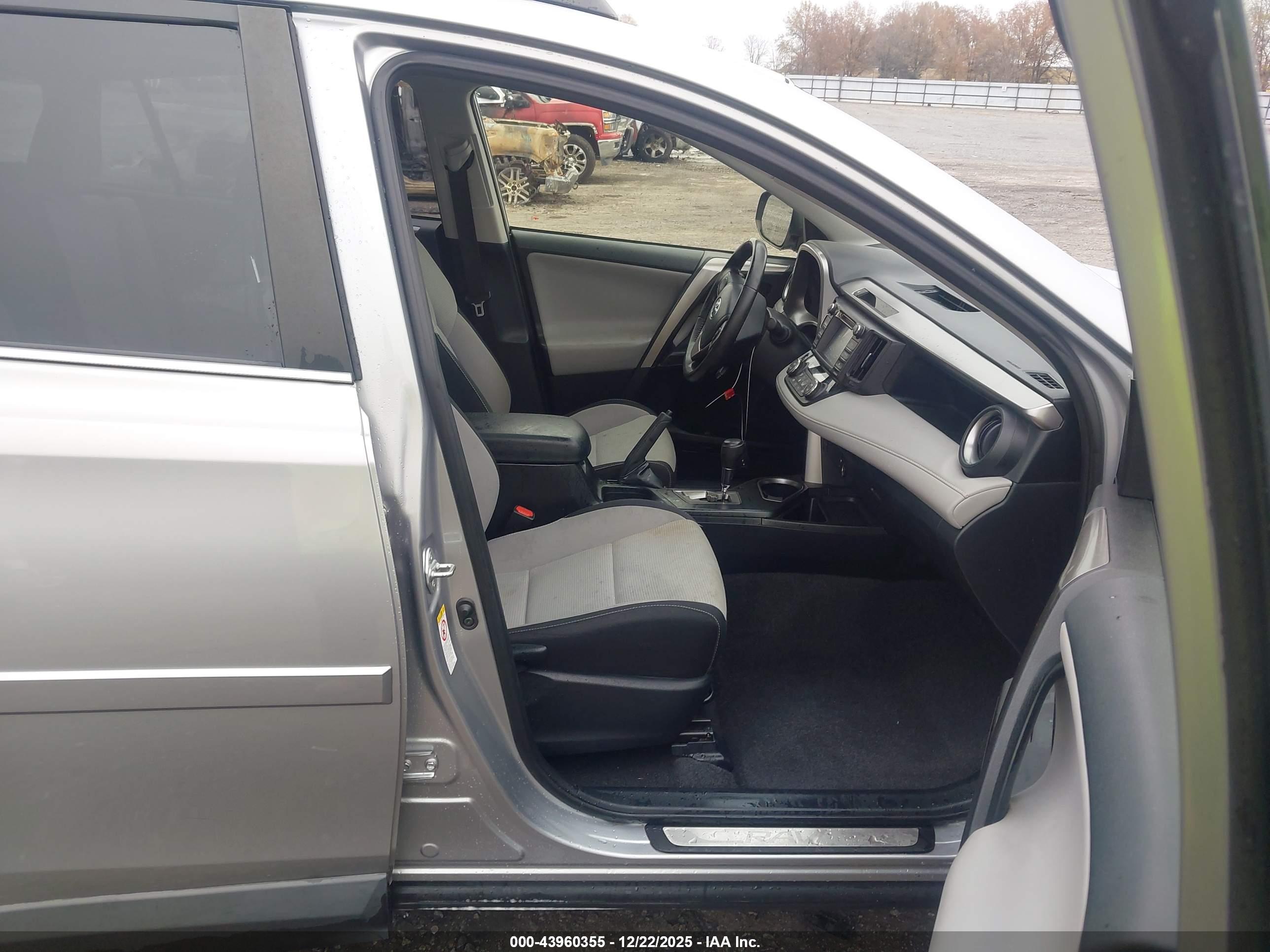 TOYOTA RAV4 image 5