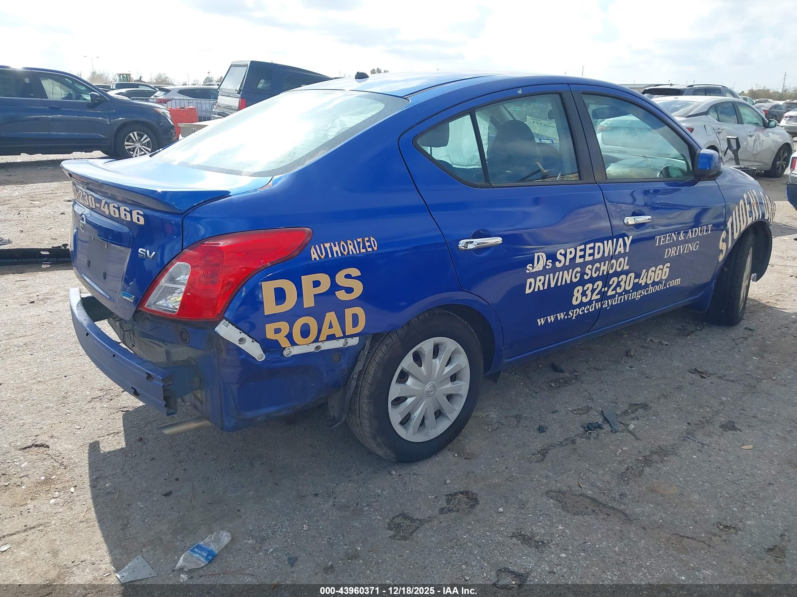 NISSAN VERSA image 4