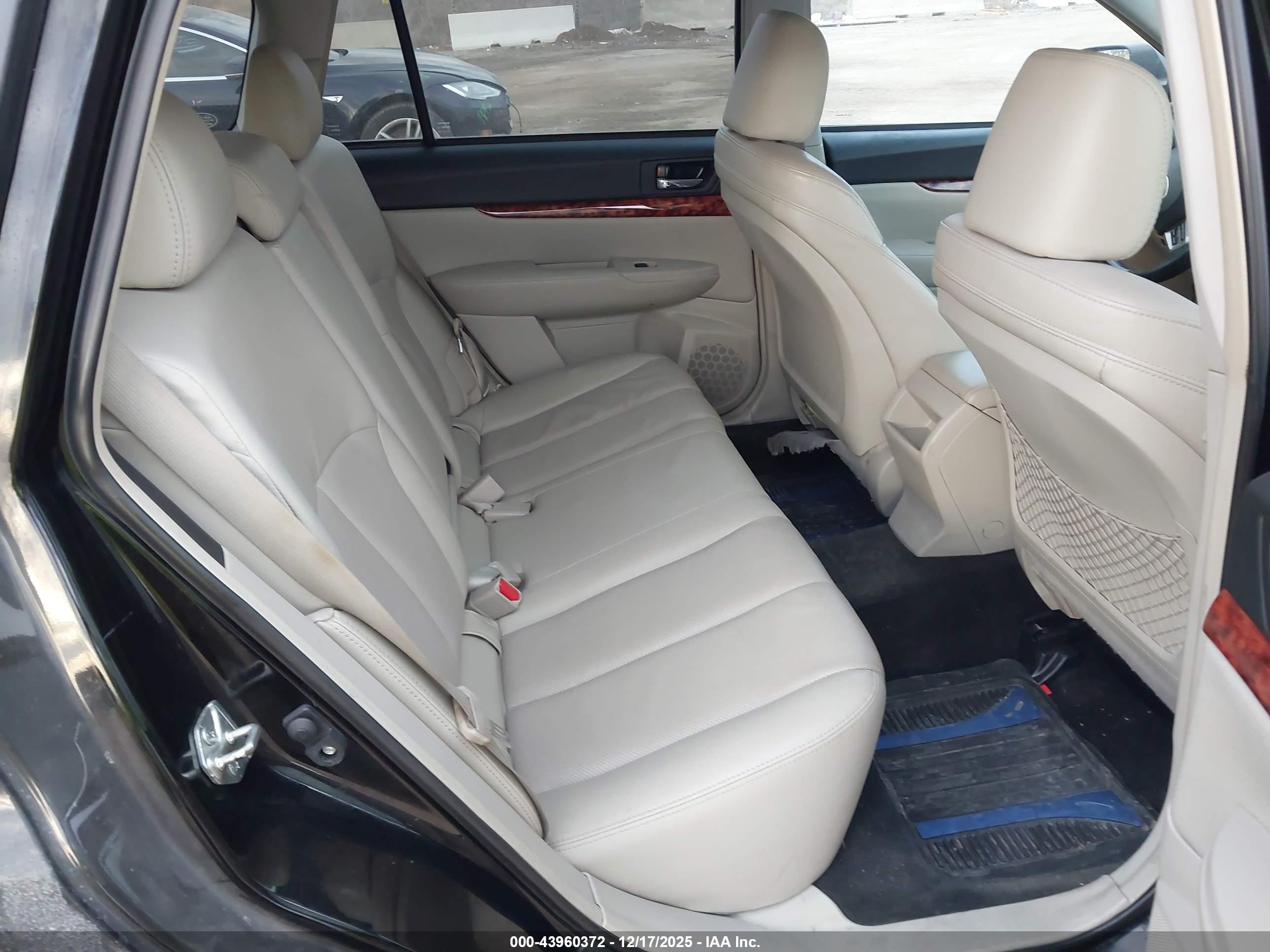 SUBARU OUTBACK image 8