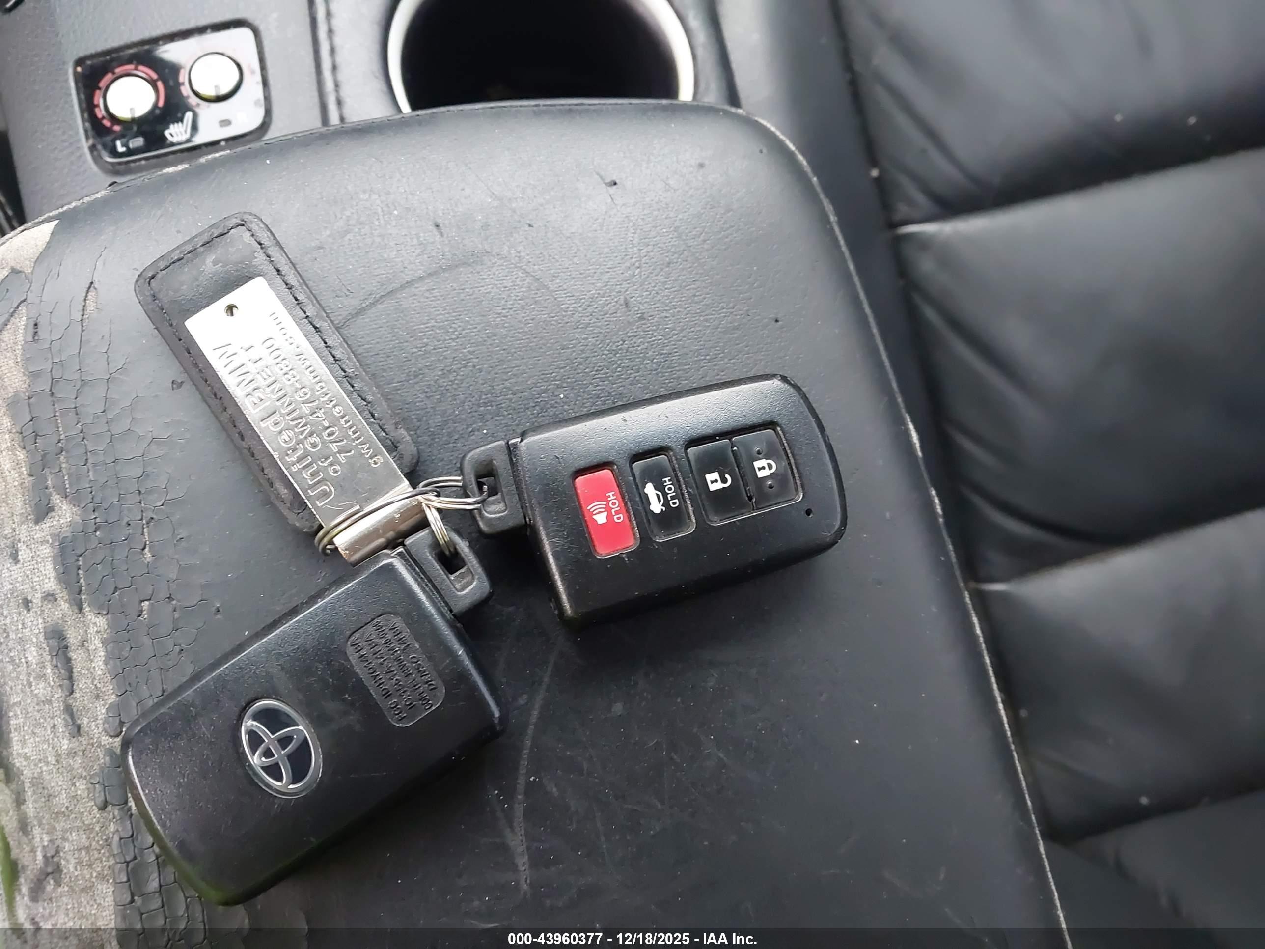 TOYOTA AVALON image 11