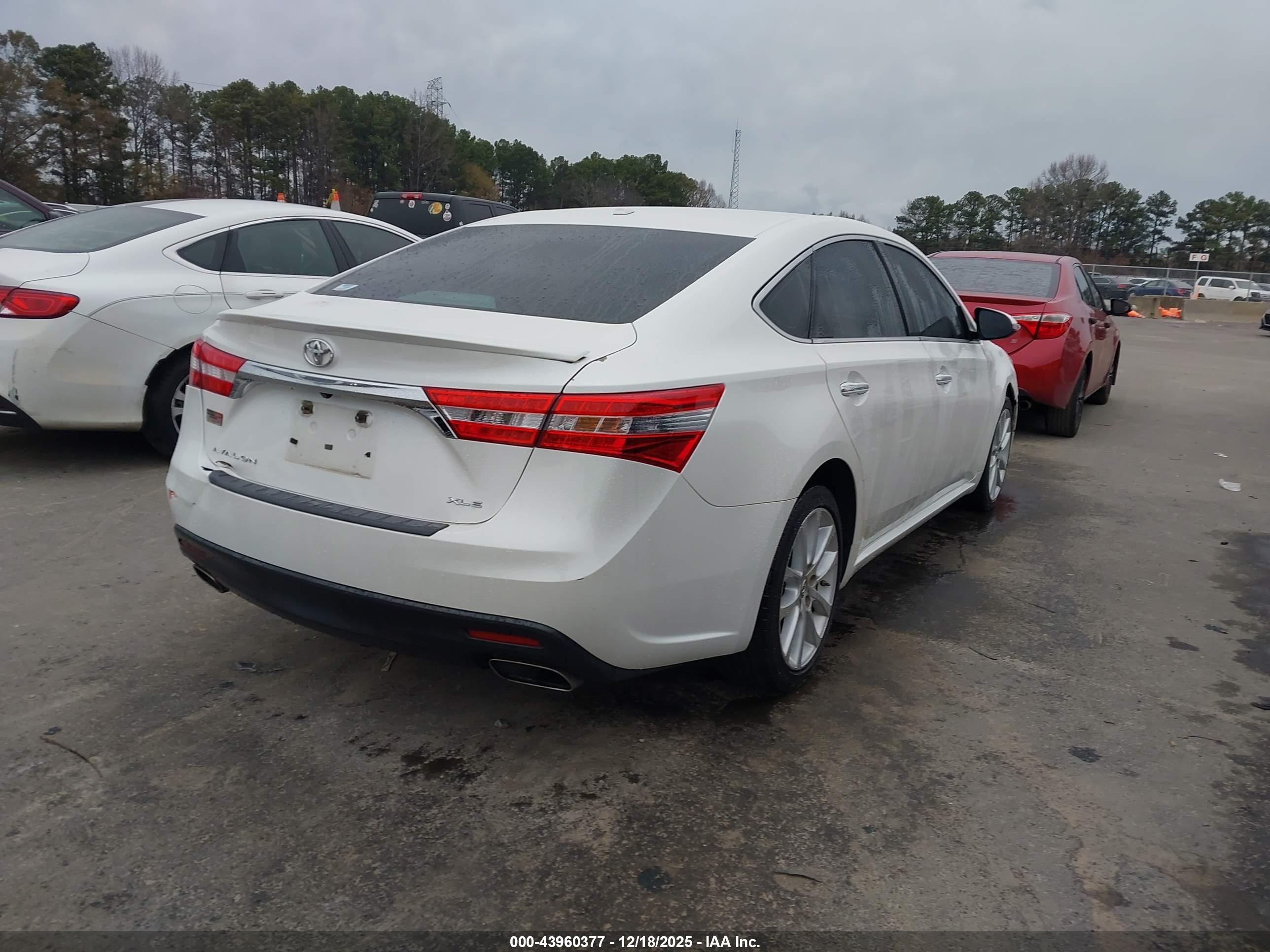 TOYOTA AVALON image 4