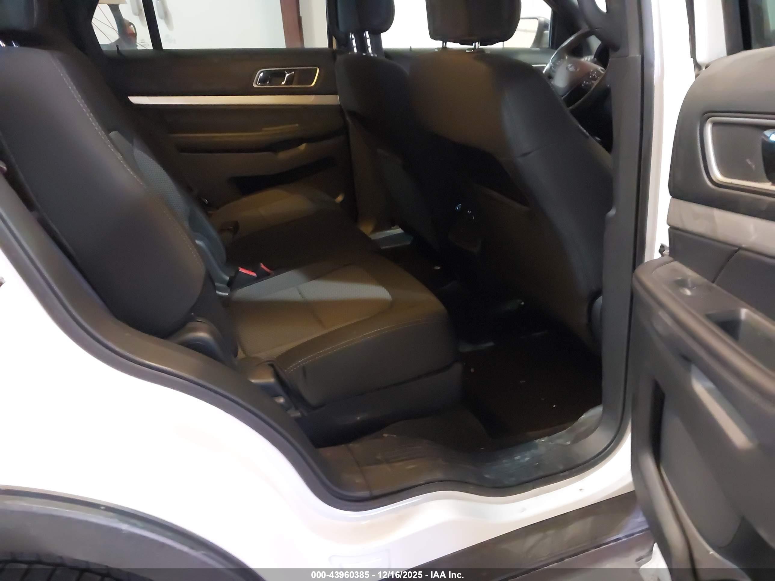 FORD EXPLORER image 8