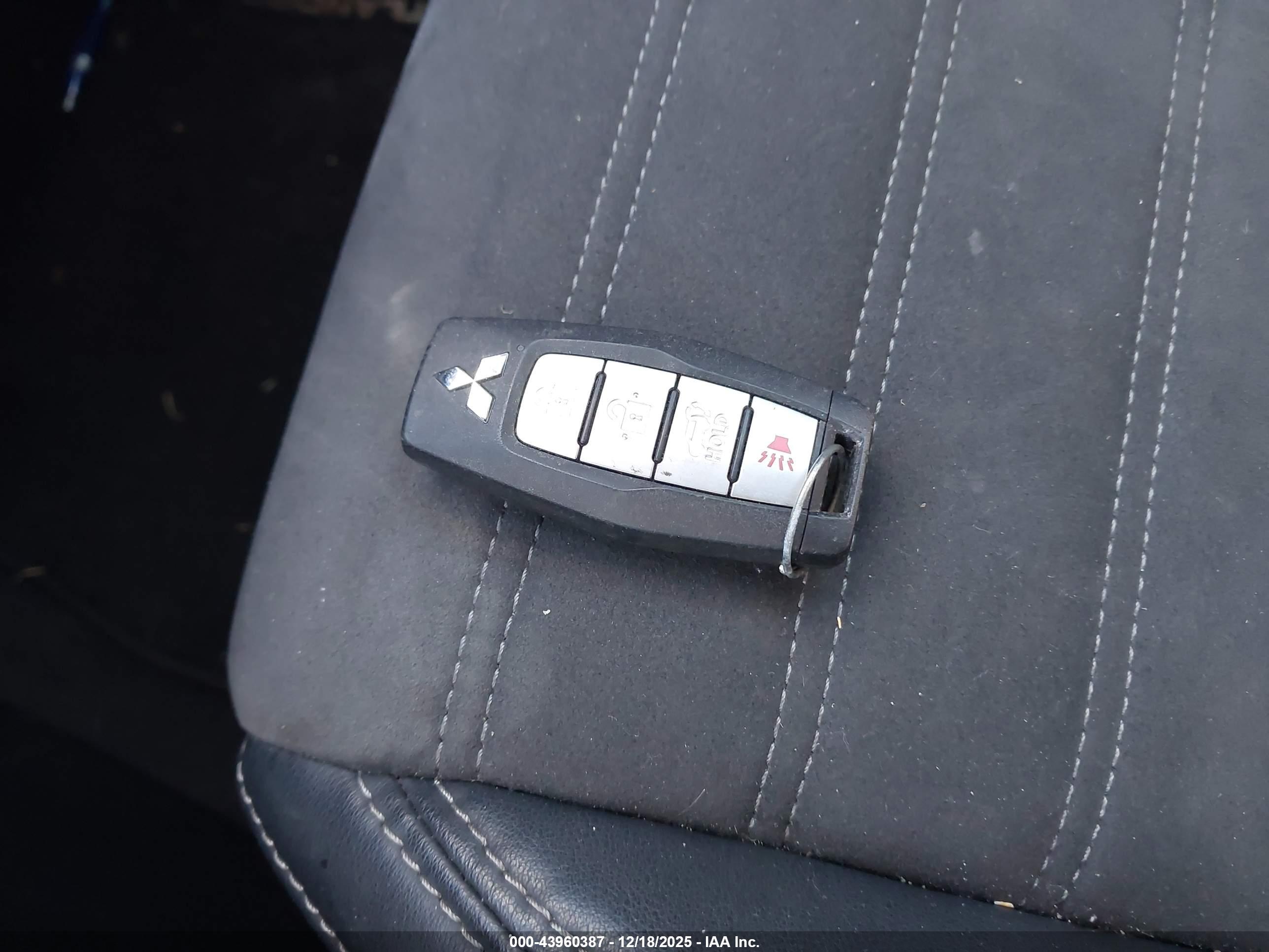 MITSUBISHI OUTLANDER image 11