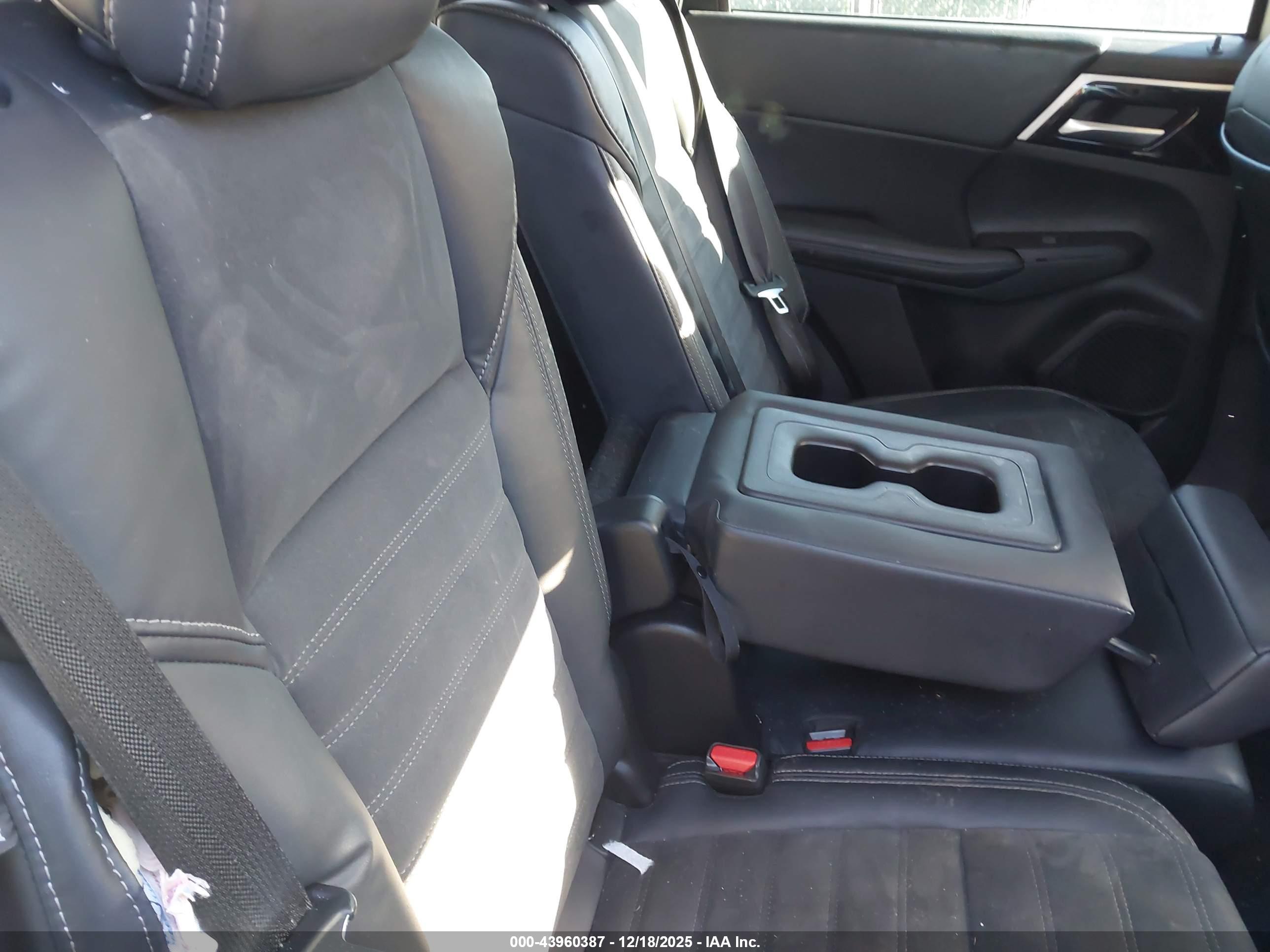 MITSUBISHI OUTLANDER image 8