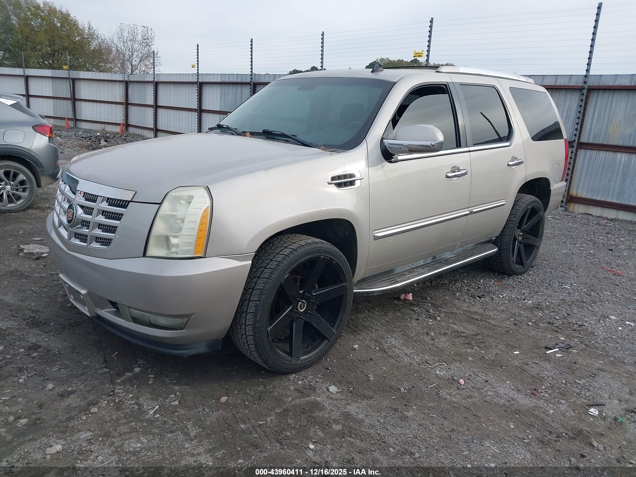 CADILLAC ESCALADE image 2