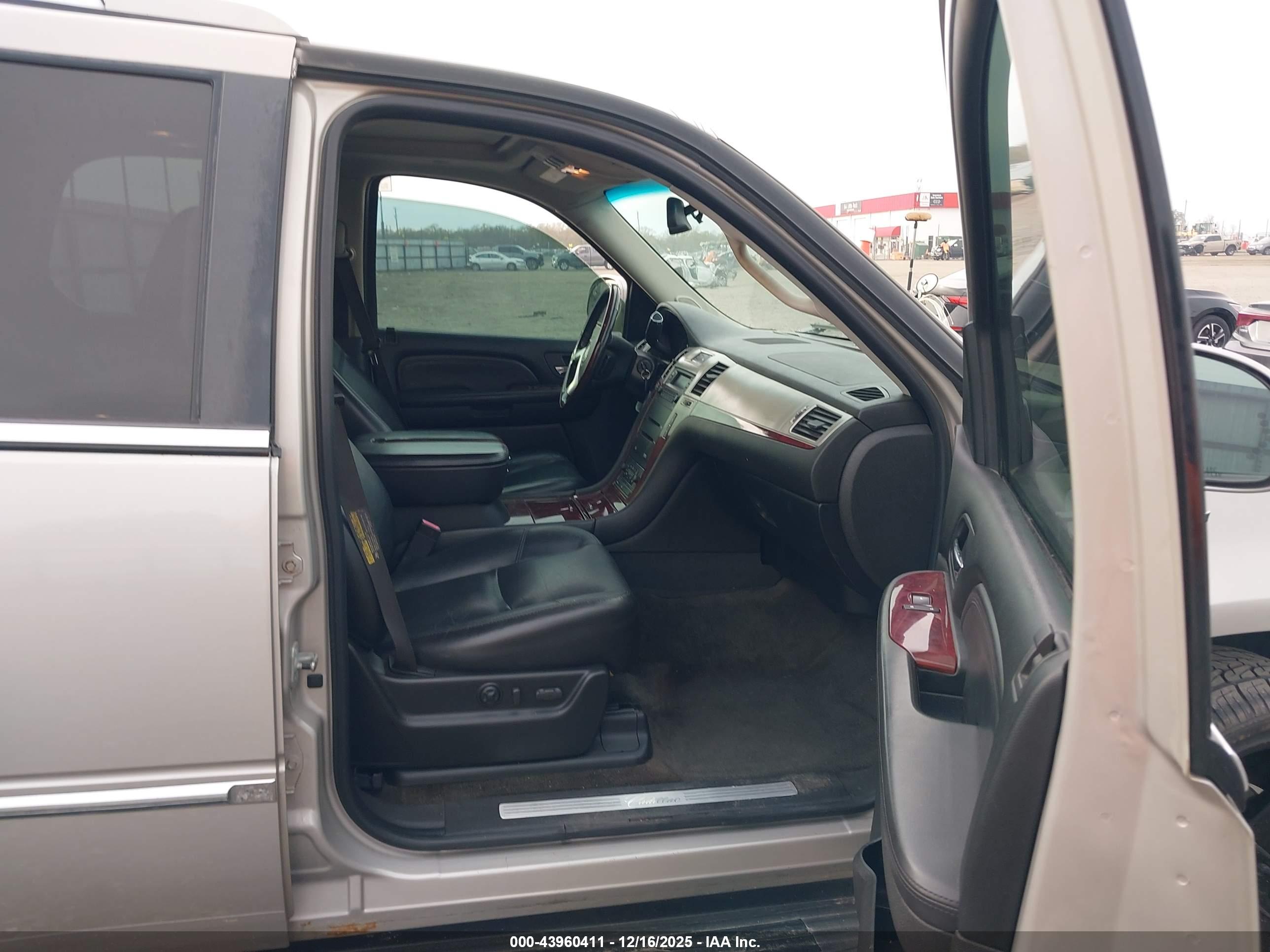 CADILLAC ESCALADE image 5