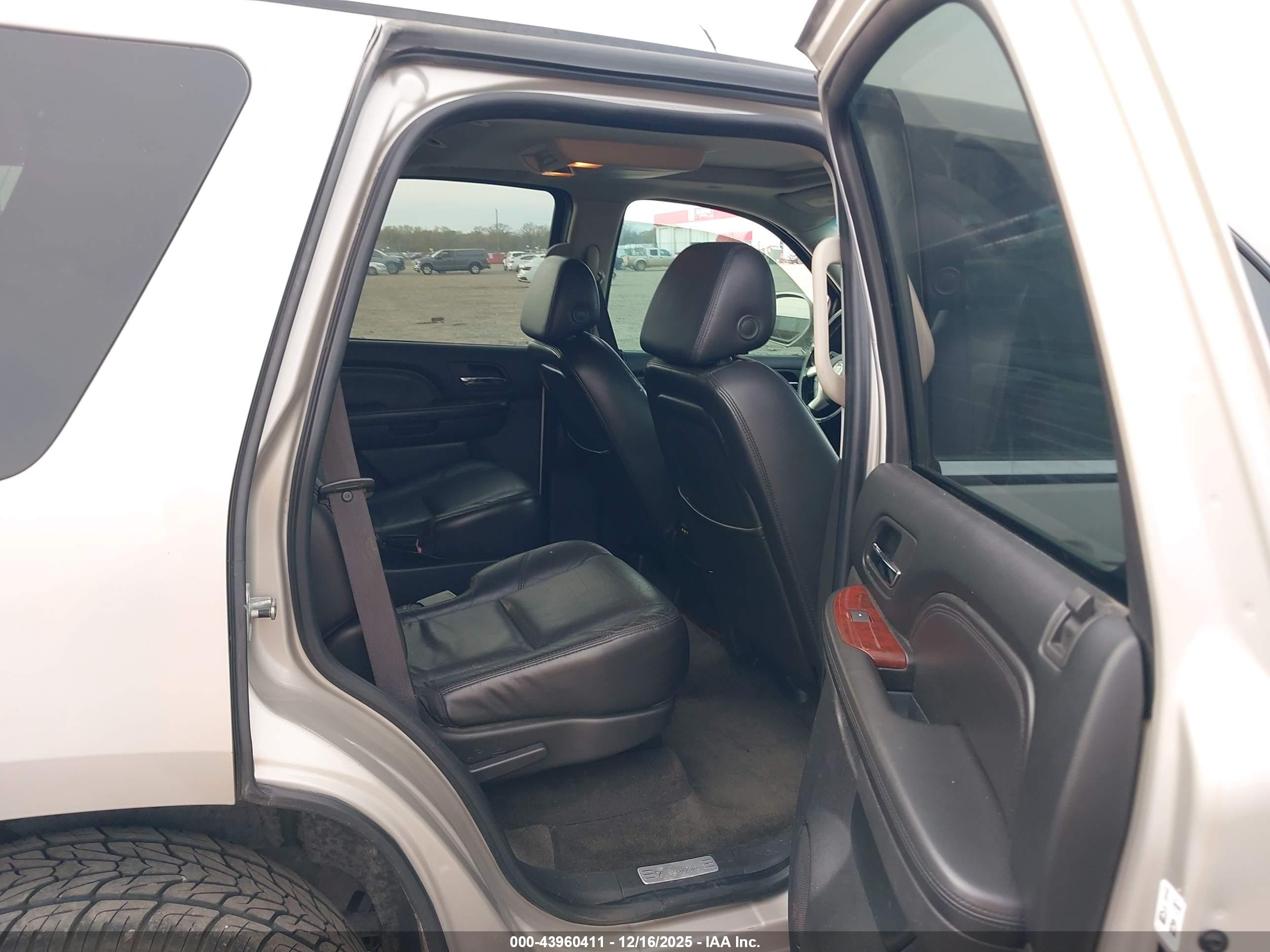 CADILLAC ESCALADE image 8