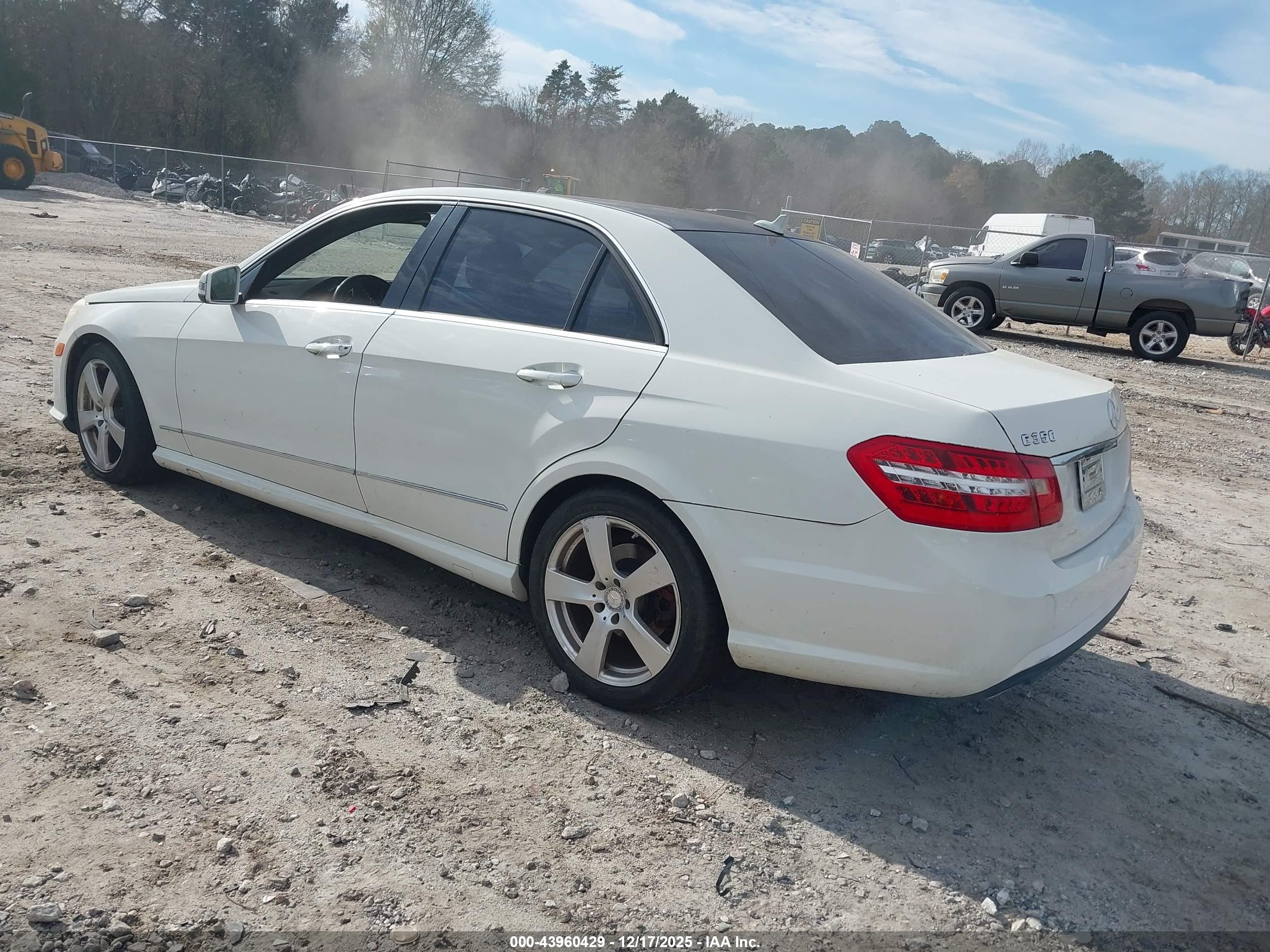 MERCEDES-BENZ E image 3
