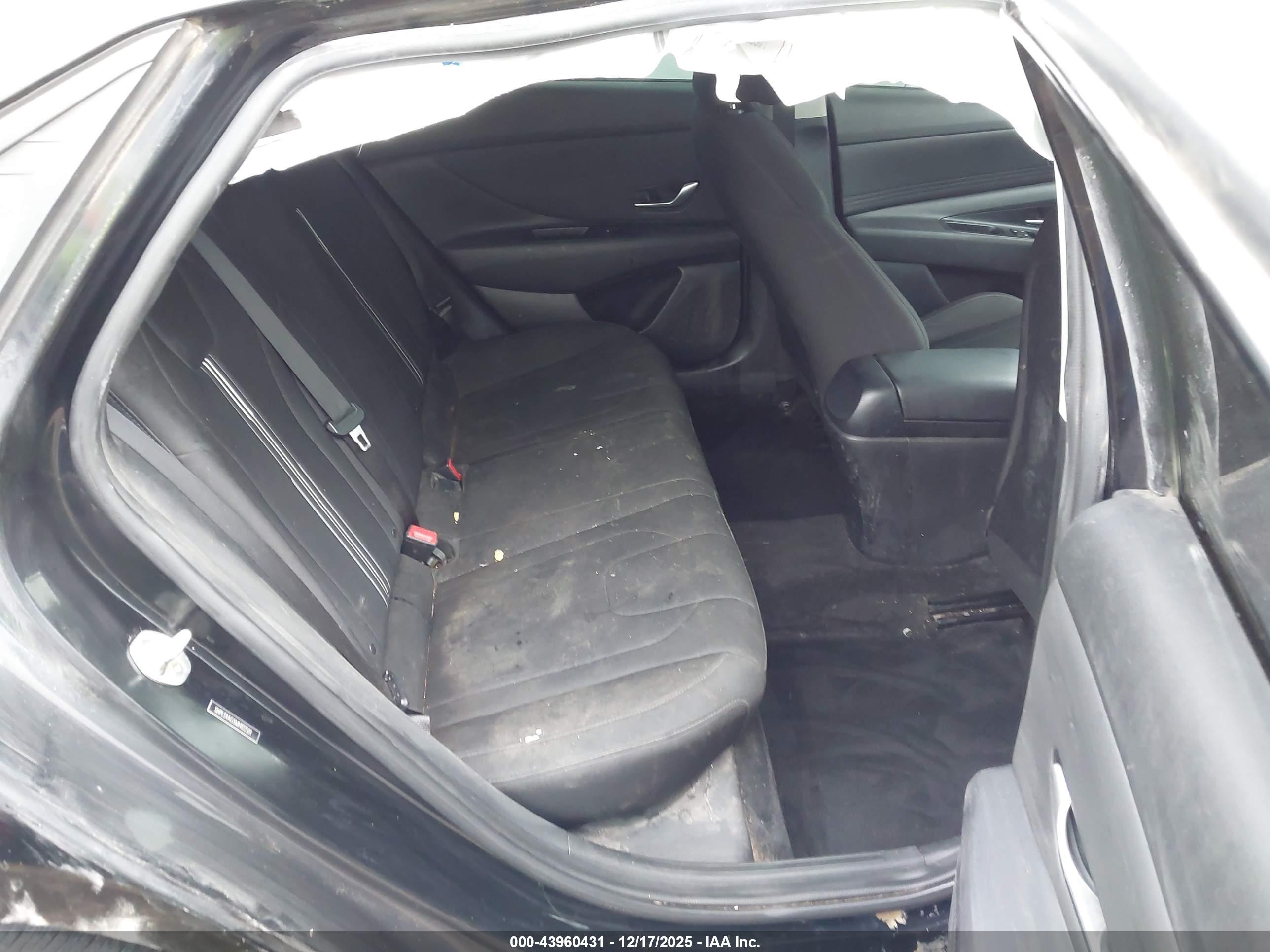HYUNDAI ELANTRA image 8