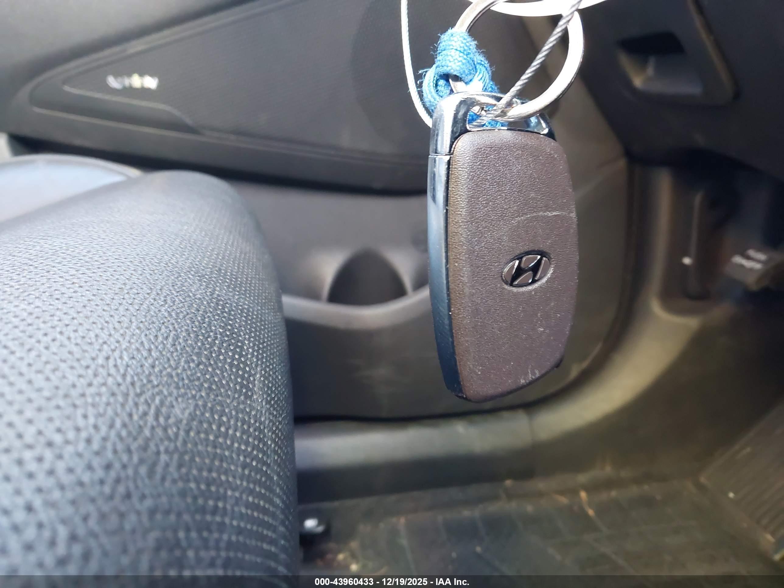 HYUNDAI TUCSON image 11