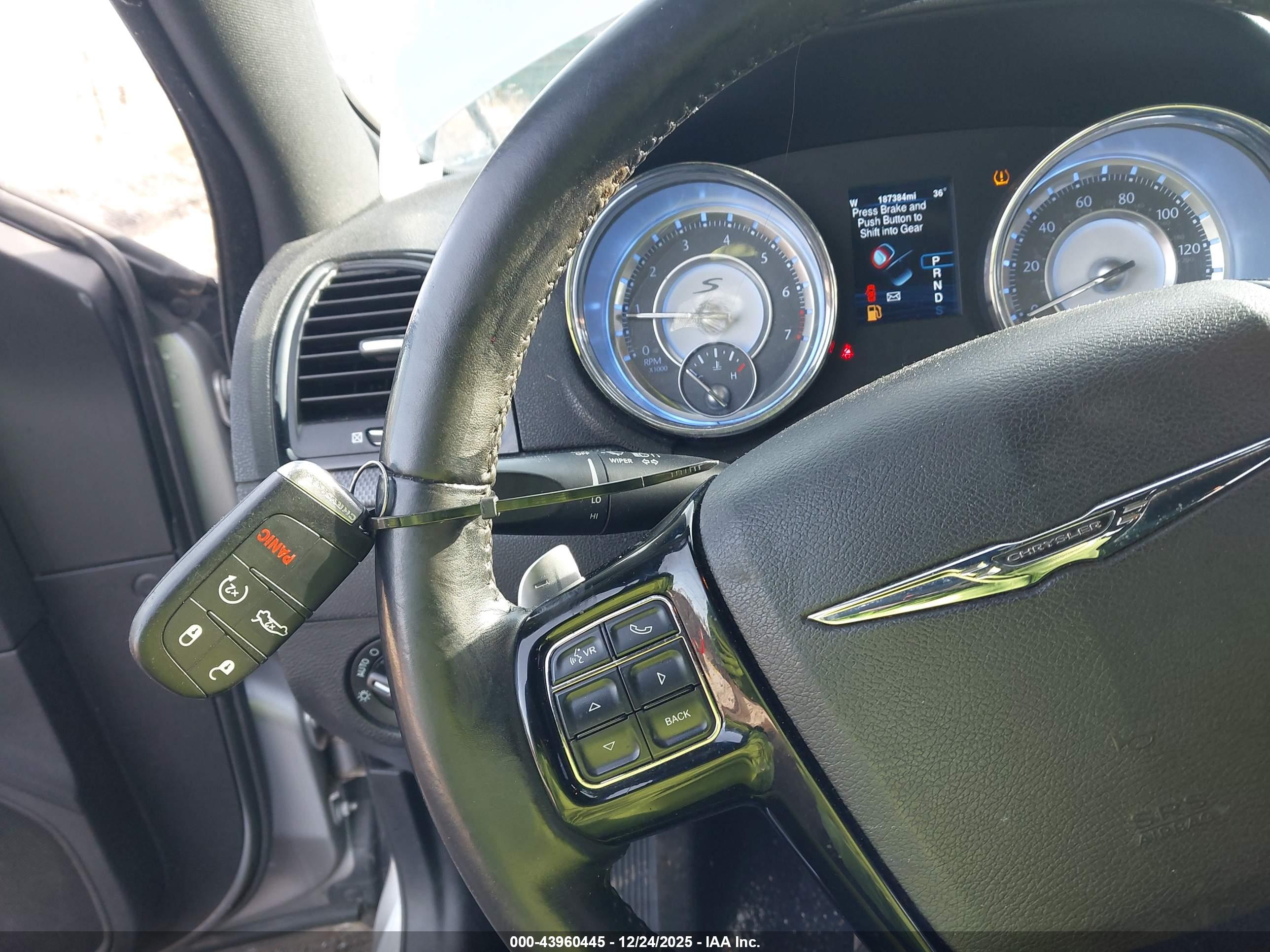 CHRYSLER 300 image 11