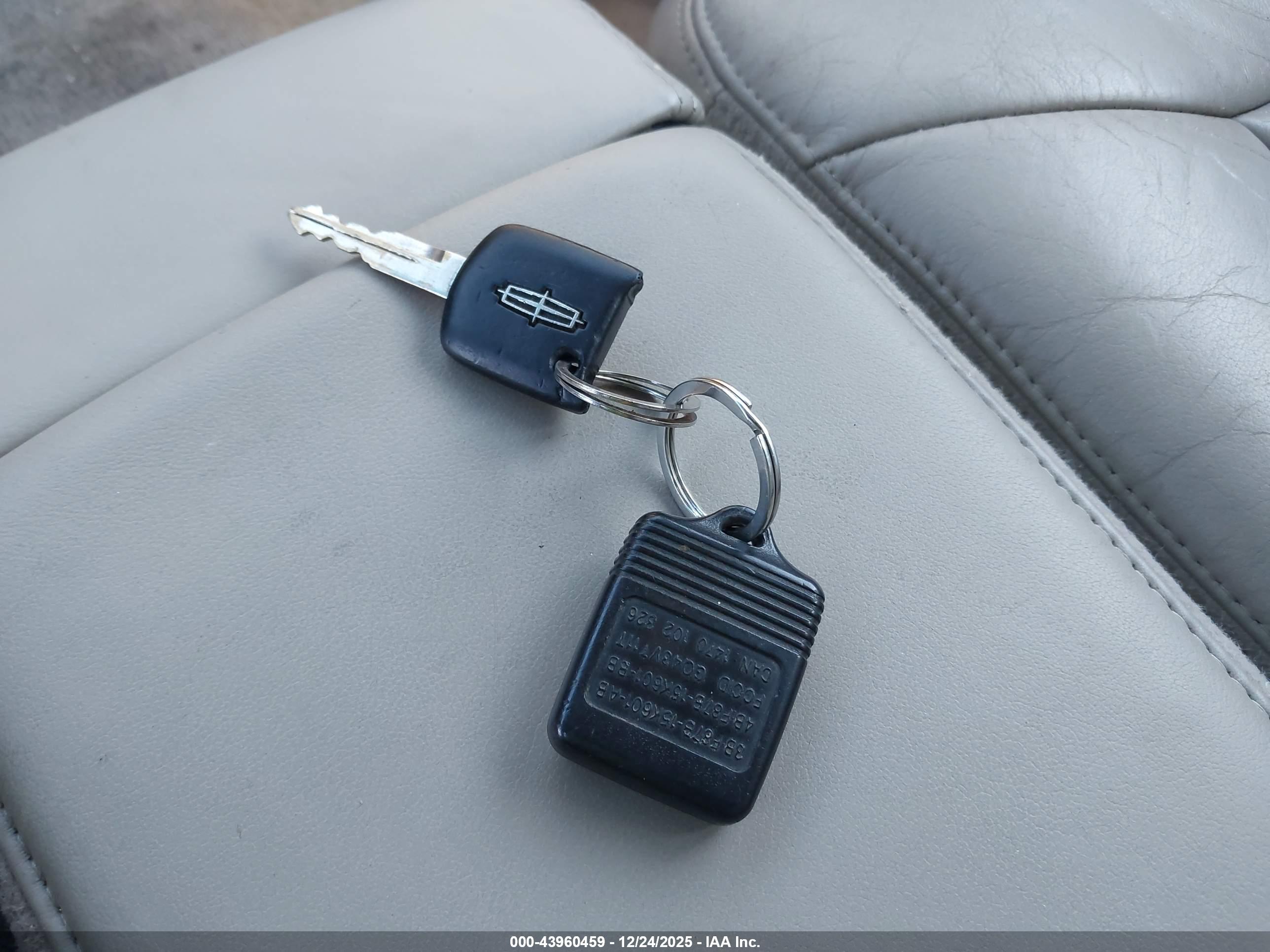LINCOLN TOWN image 11