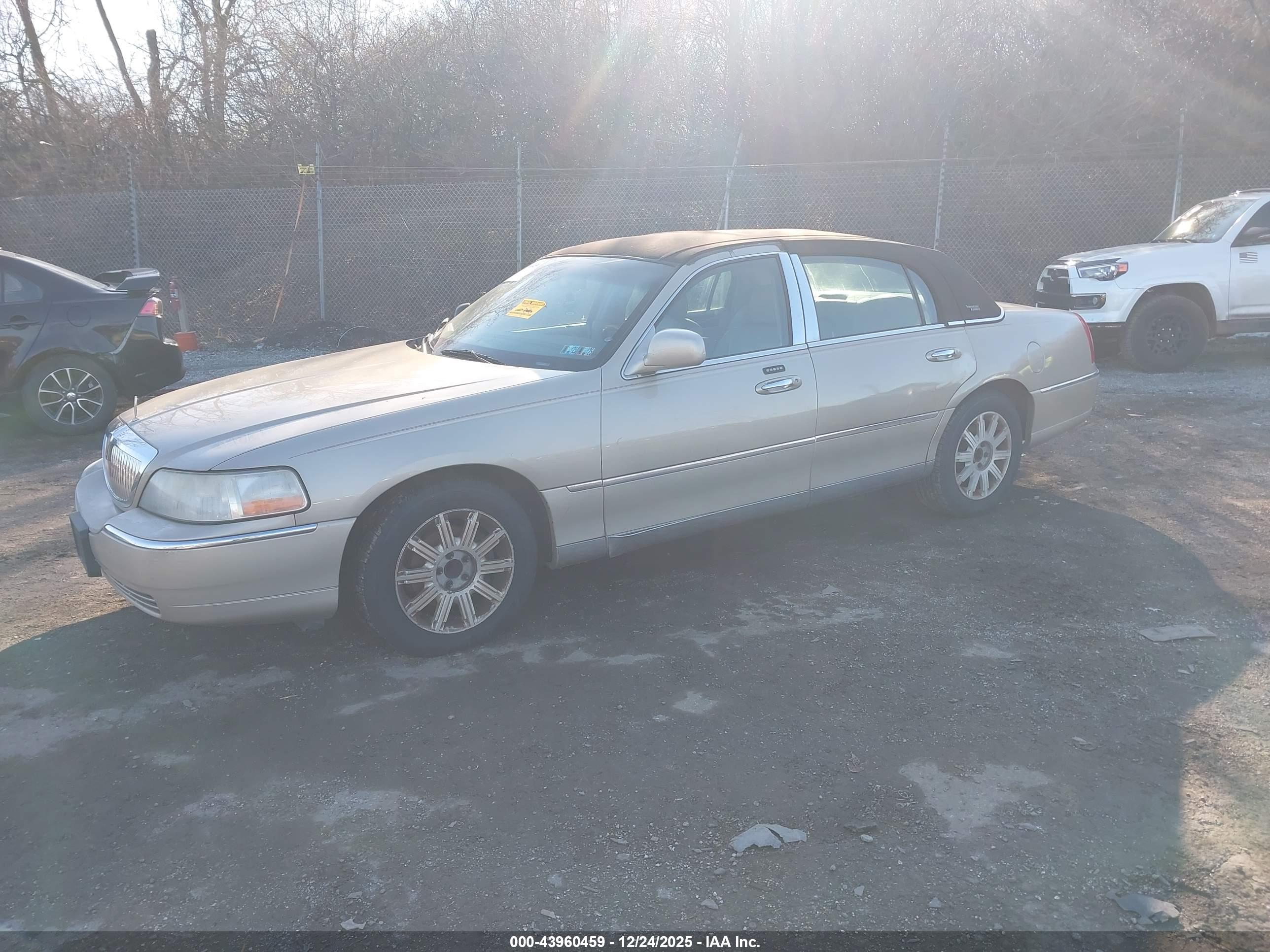 LINCOLN TOWN image 2
