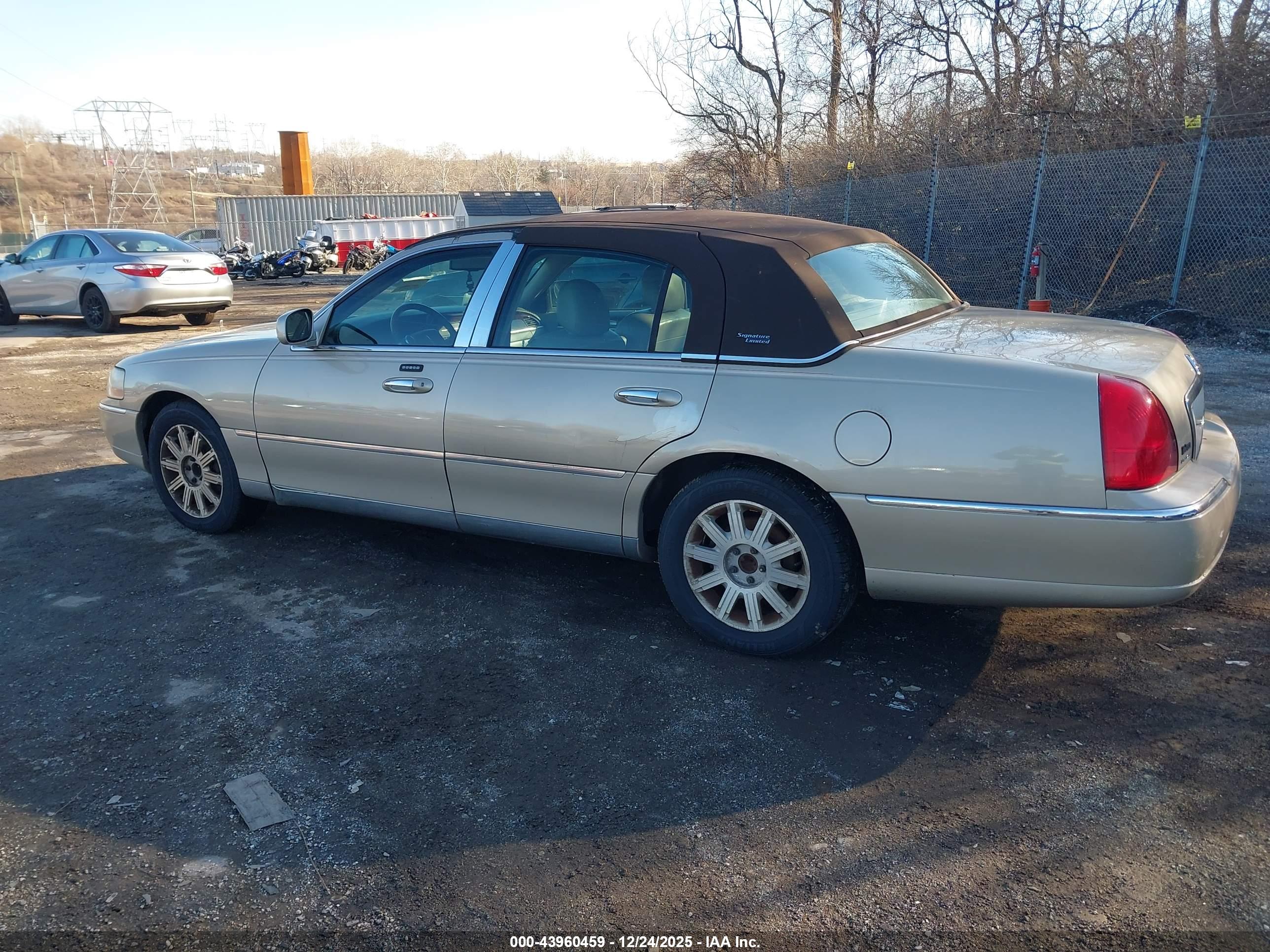 LINCOLN TOWN image 3