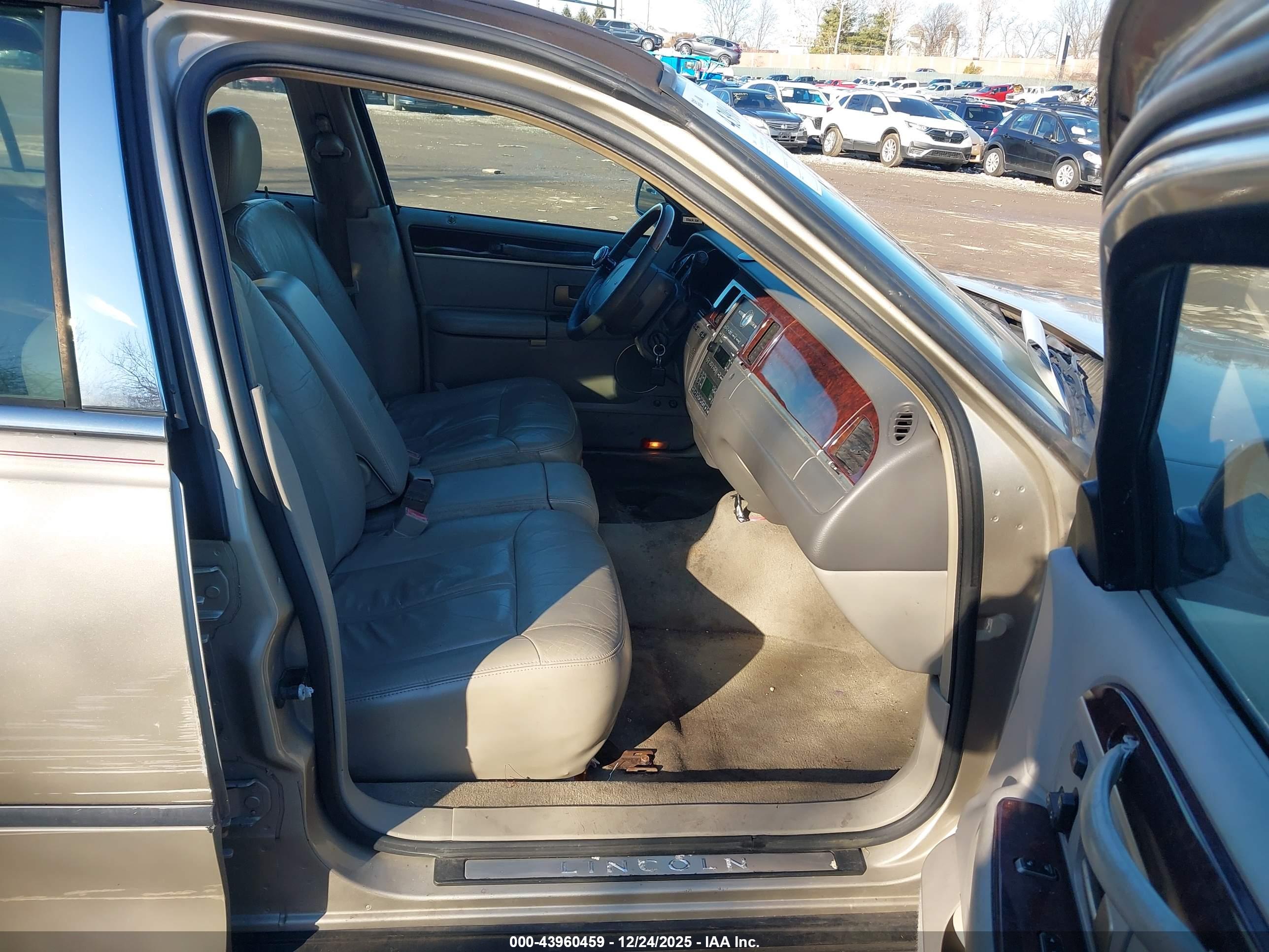 LINCOLN TOWN image 5