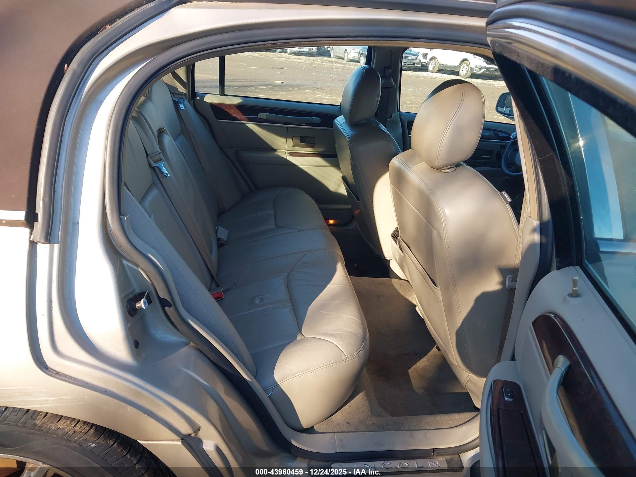 LINCOLN TOWN image 8