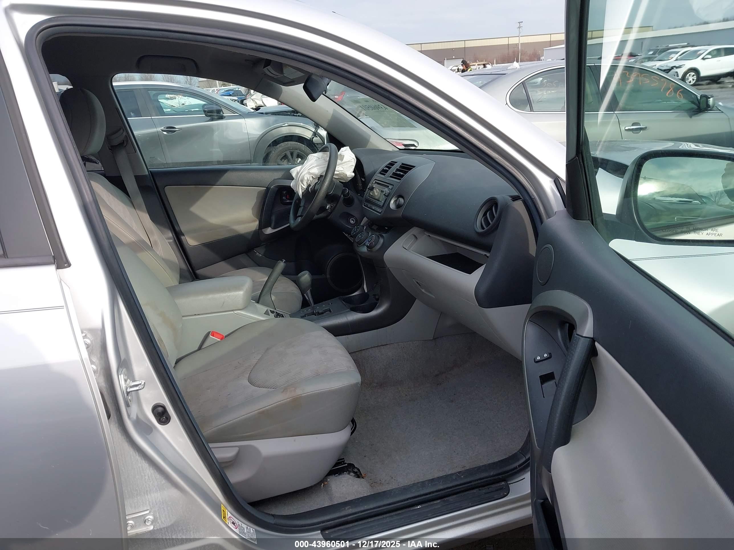 TOYOTA RAV4 image 5
