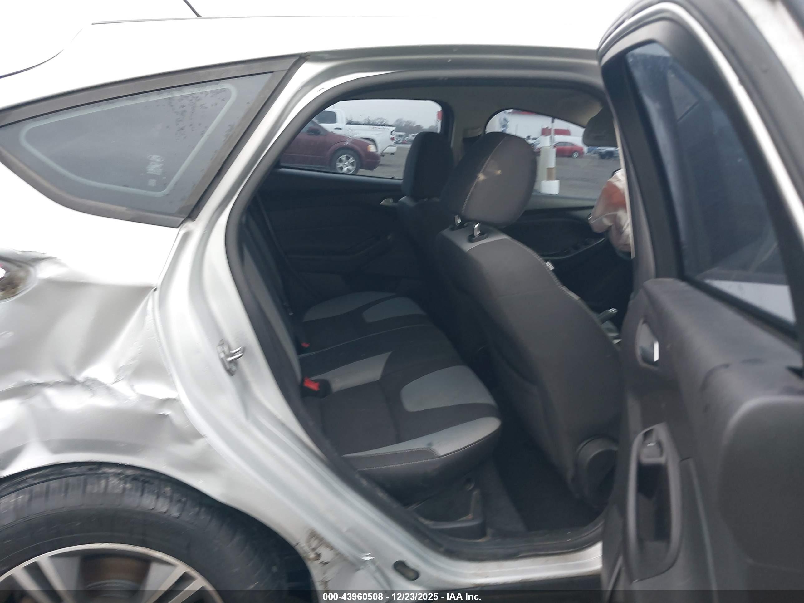 FORD FOCUS image 8