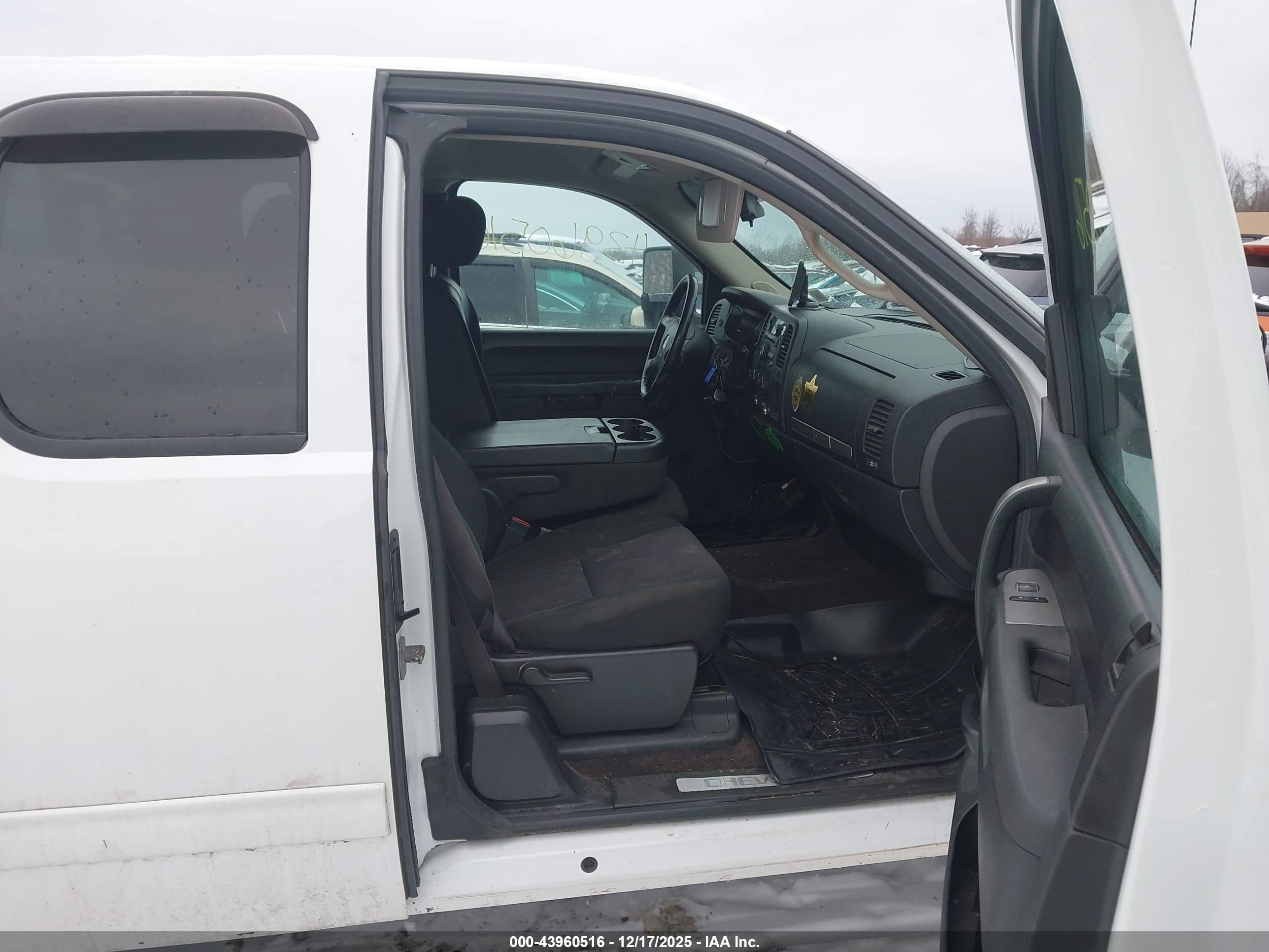 CHEVROLET SILVERADO image 5