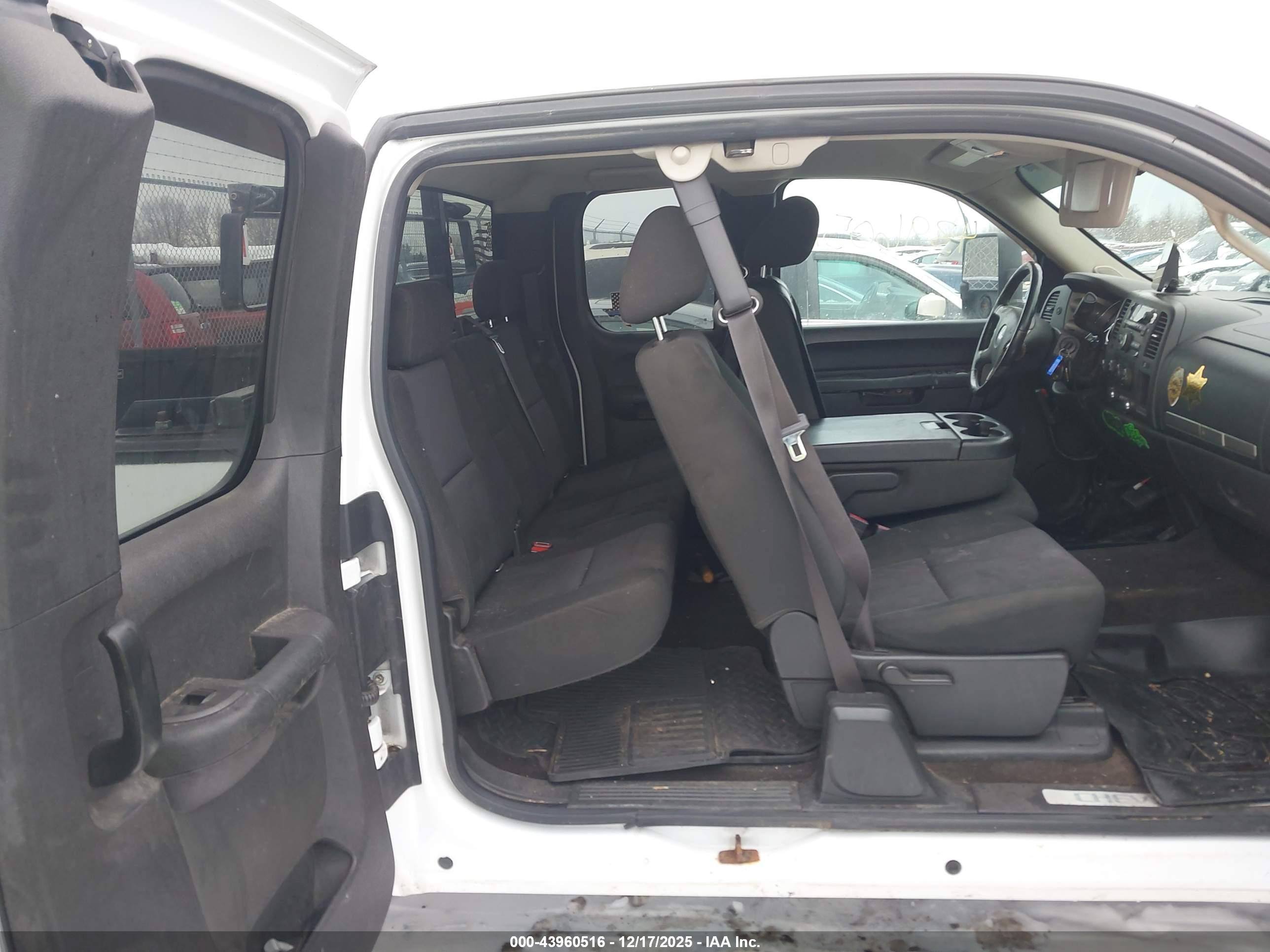 CHEVROLET SILVERADO image 8