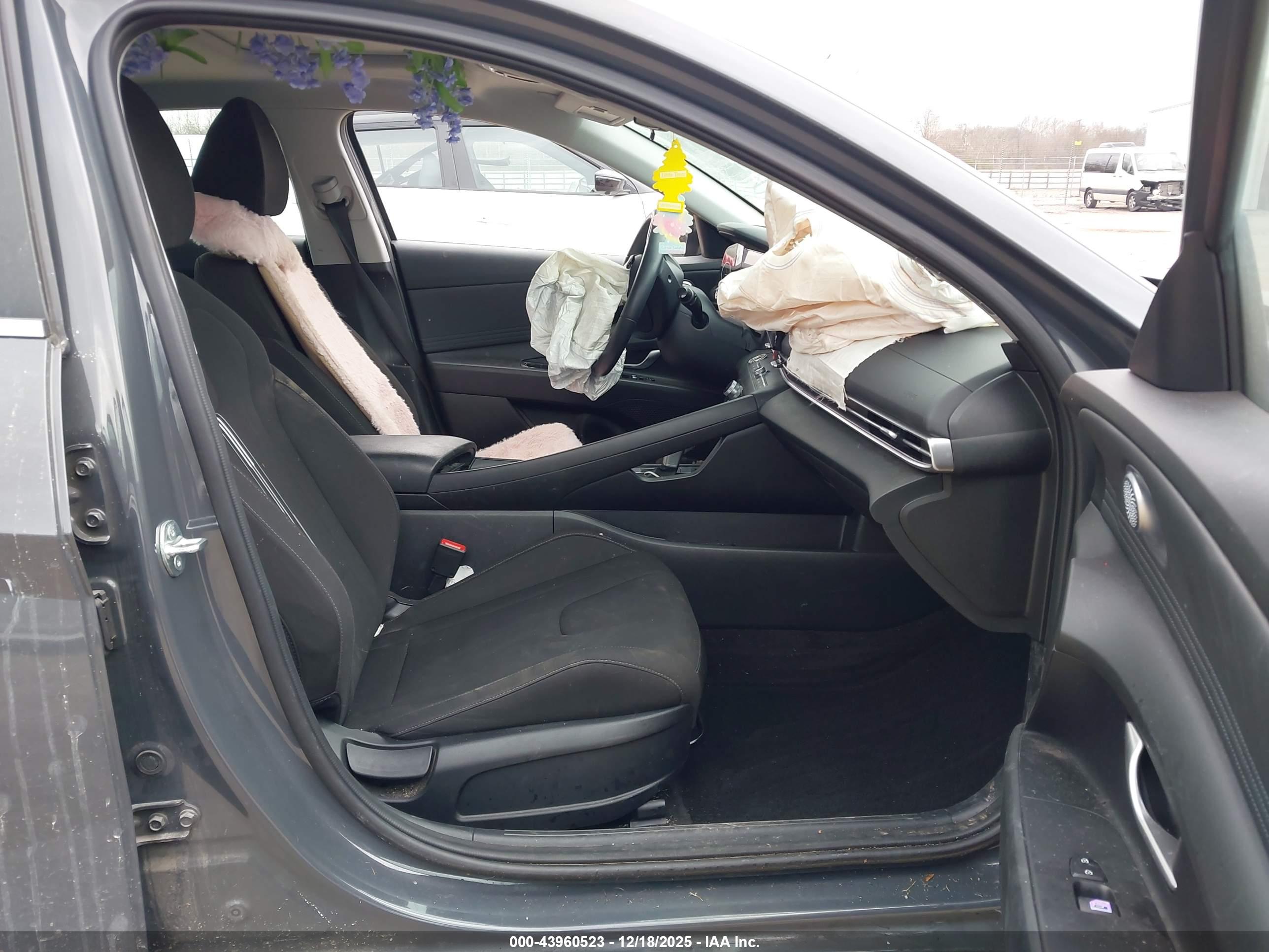 HYUNDAI ELANTRA image 5