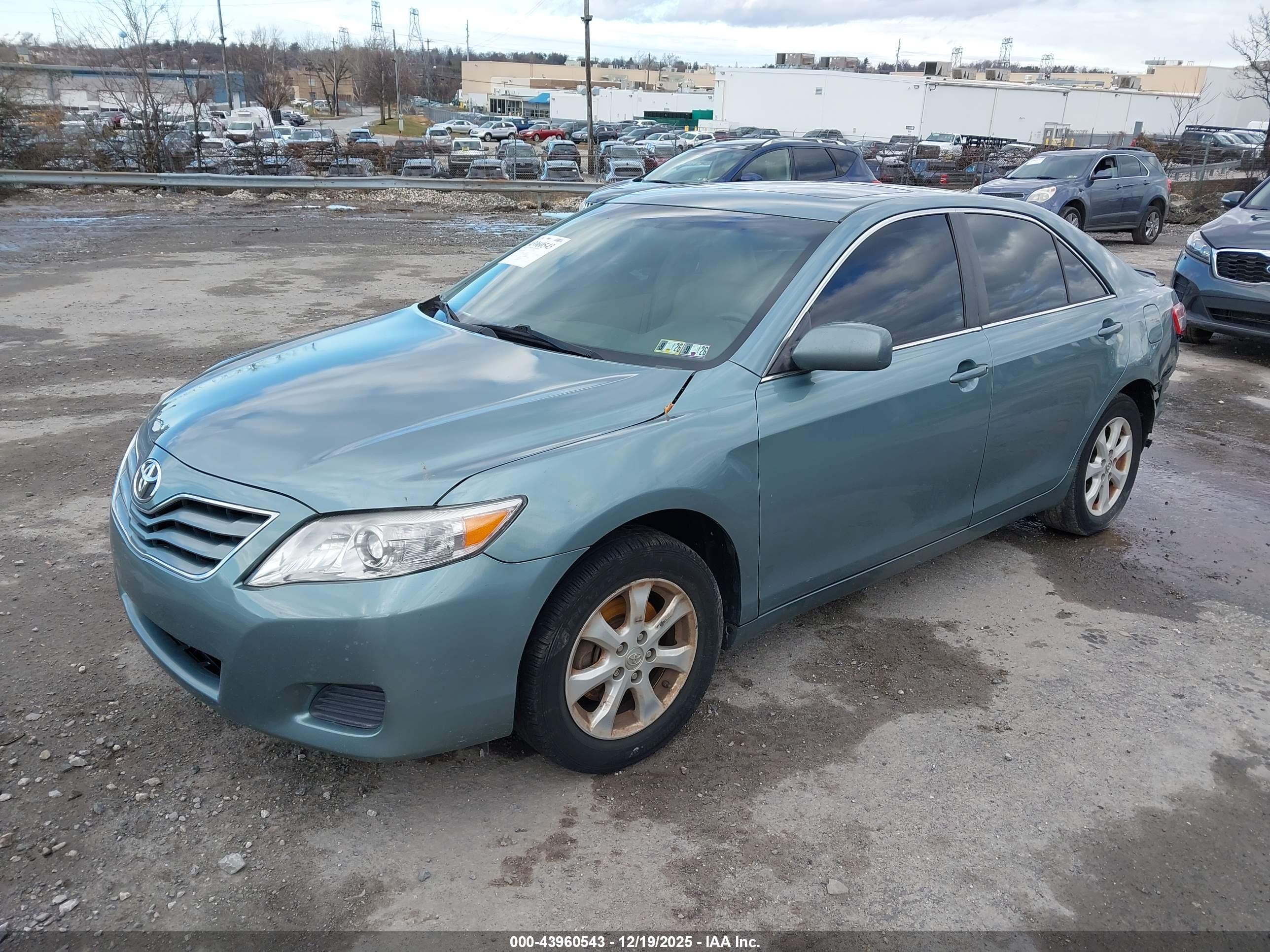 TOYOTA CAMRY image 2