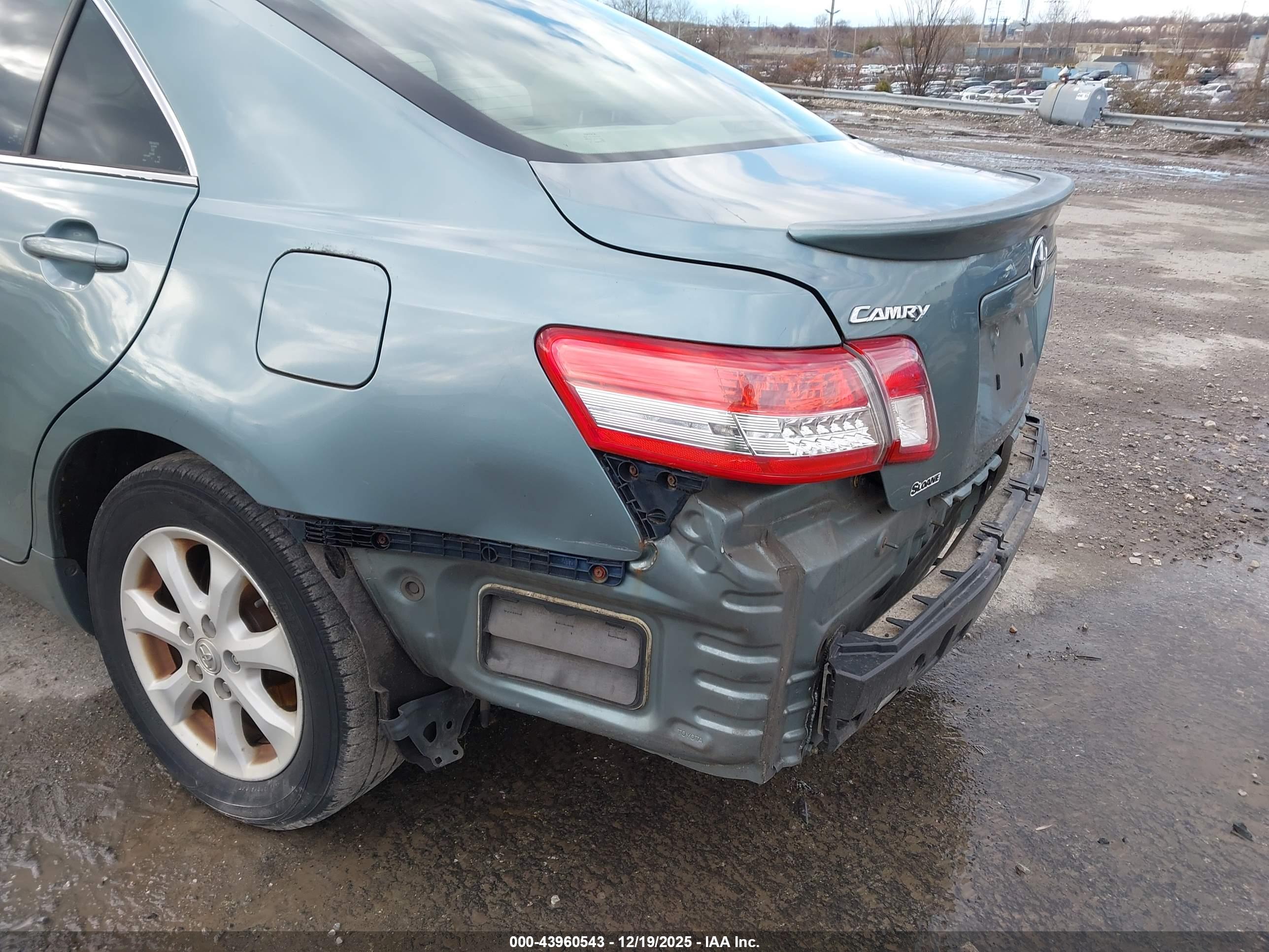 TOYOTA CAMRY image 6