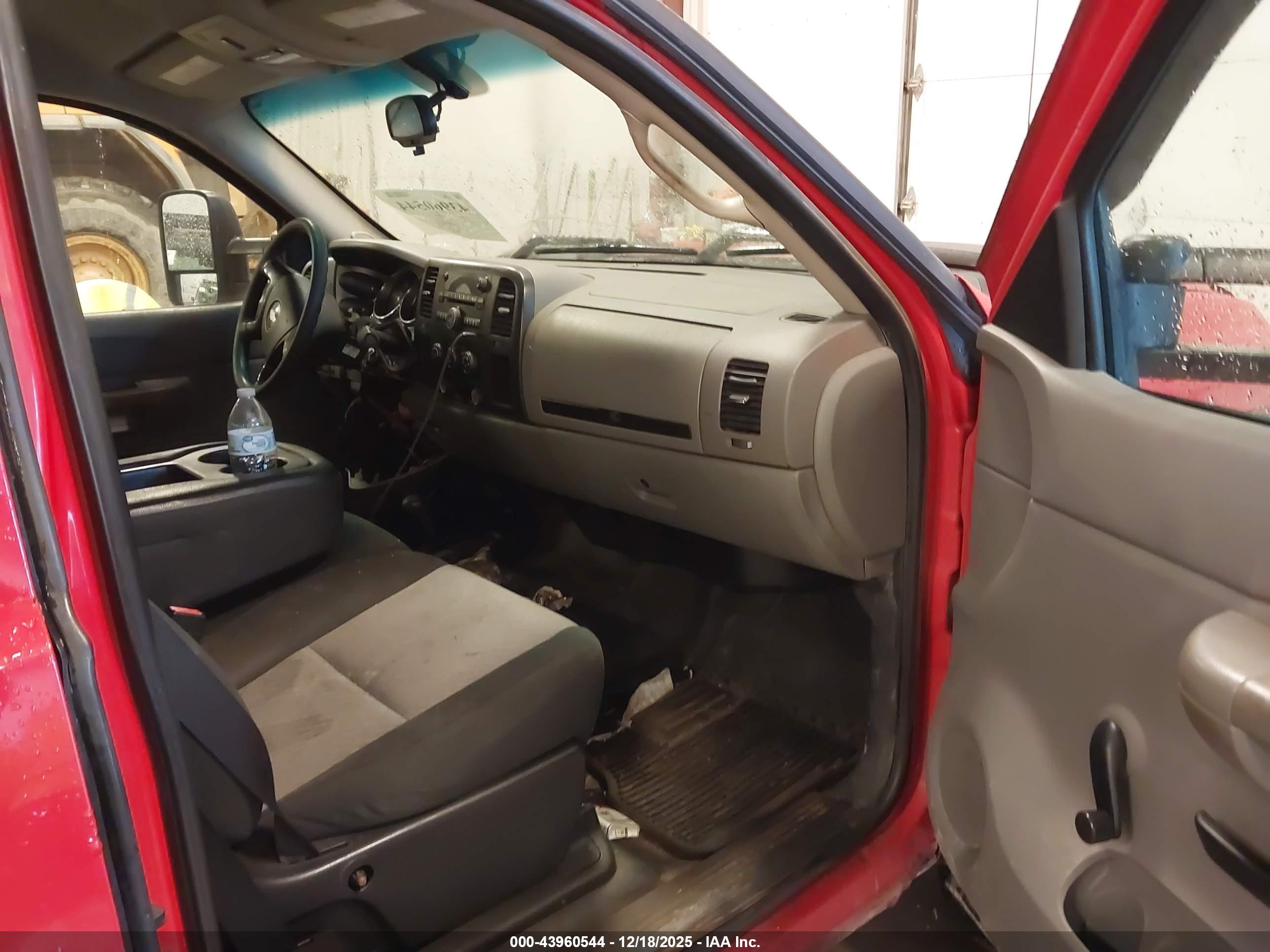 CHEVROLET SILVERADO image 5