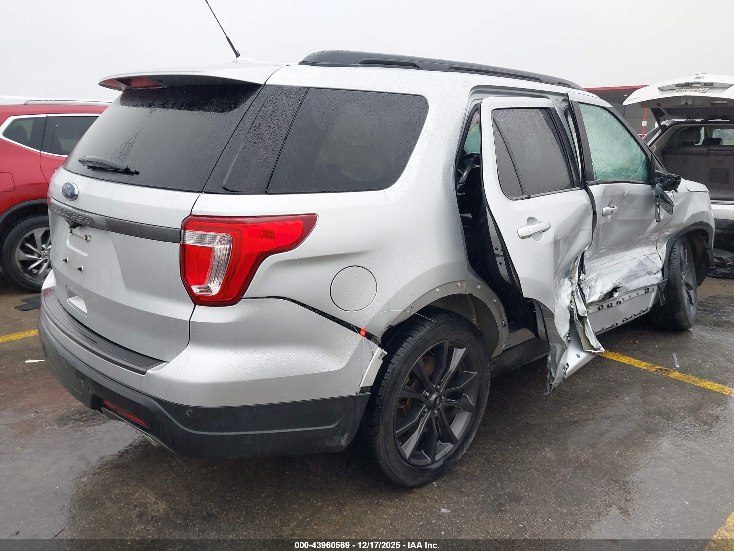 FORD EXPLORER image 4