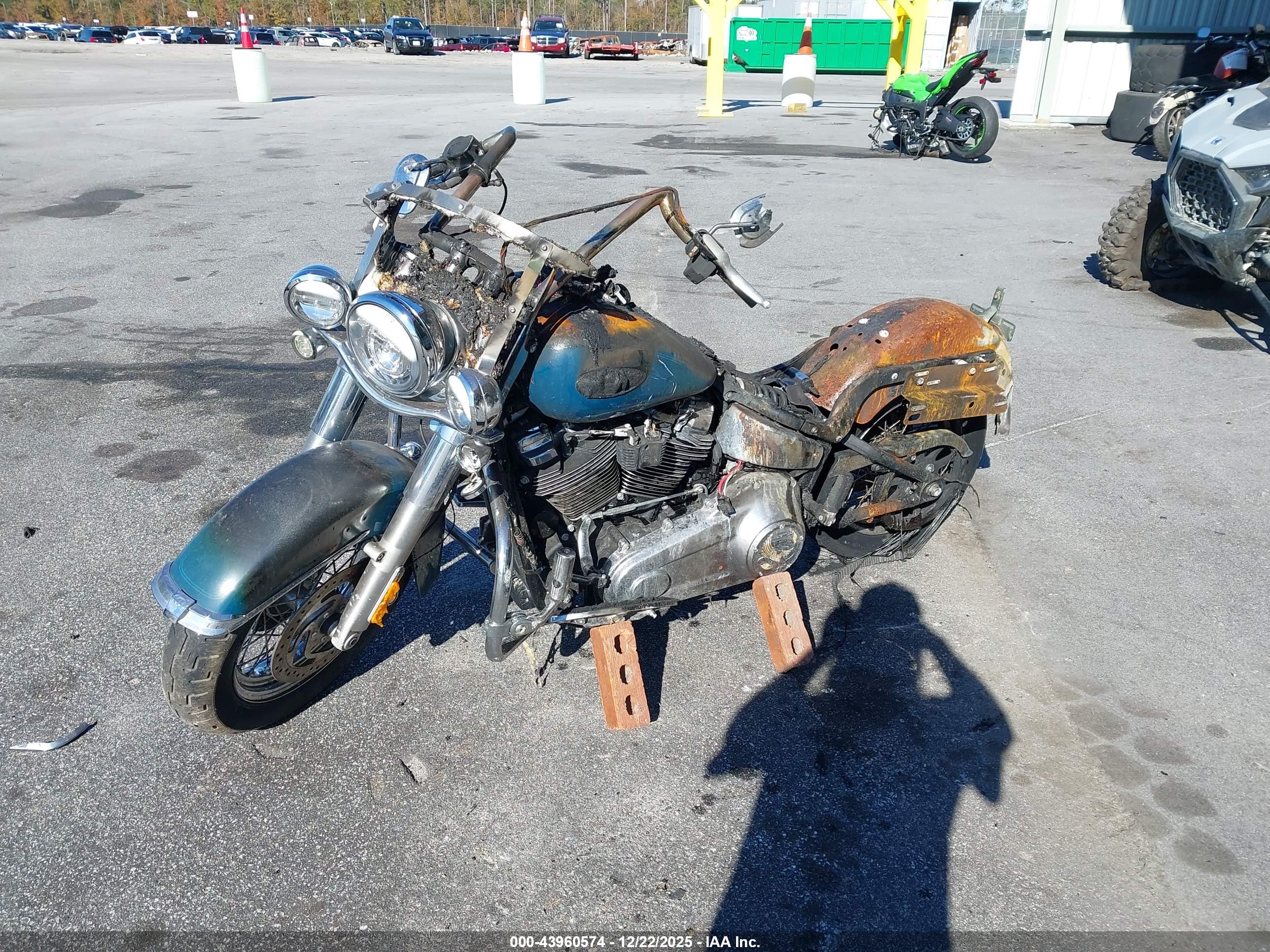 HARLEY-DAVIDSON FLHC image 2