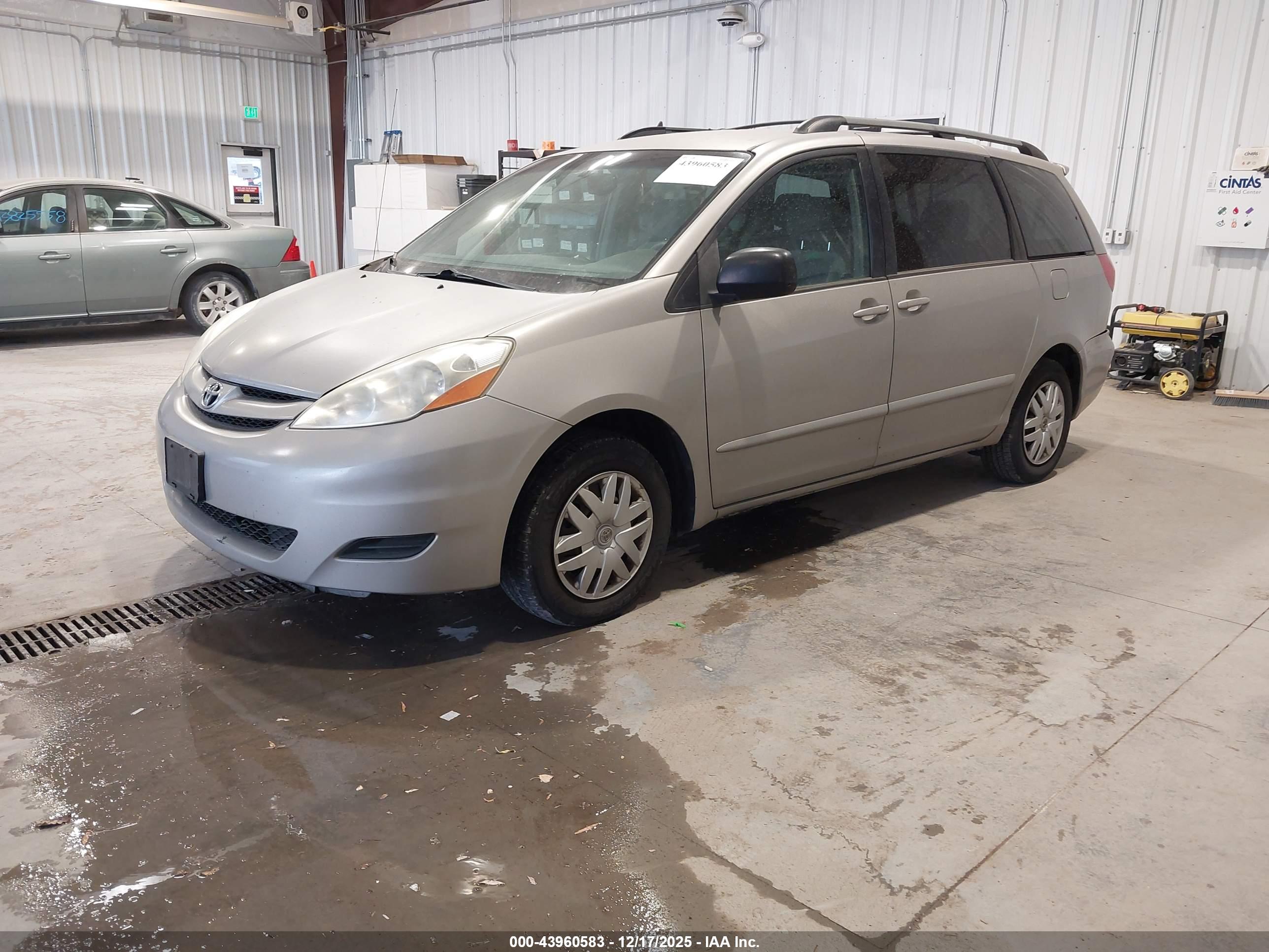 TOYOTA SIENNA image 2