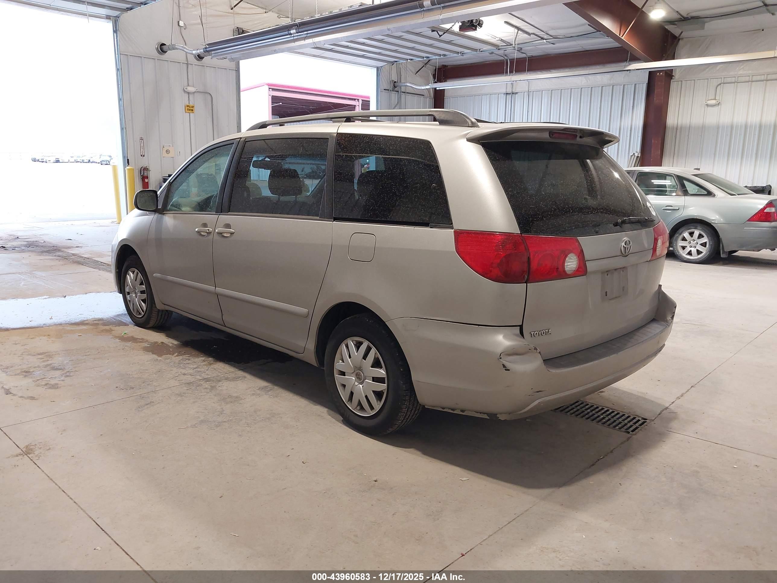 TOYOTA SIENNA image 3