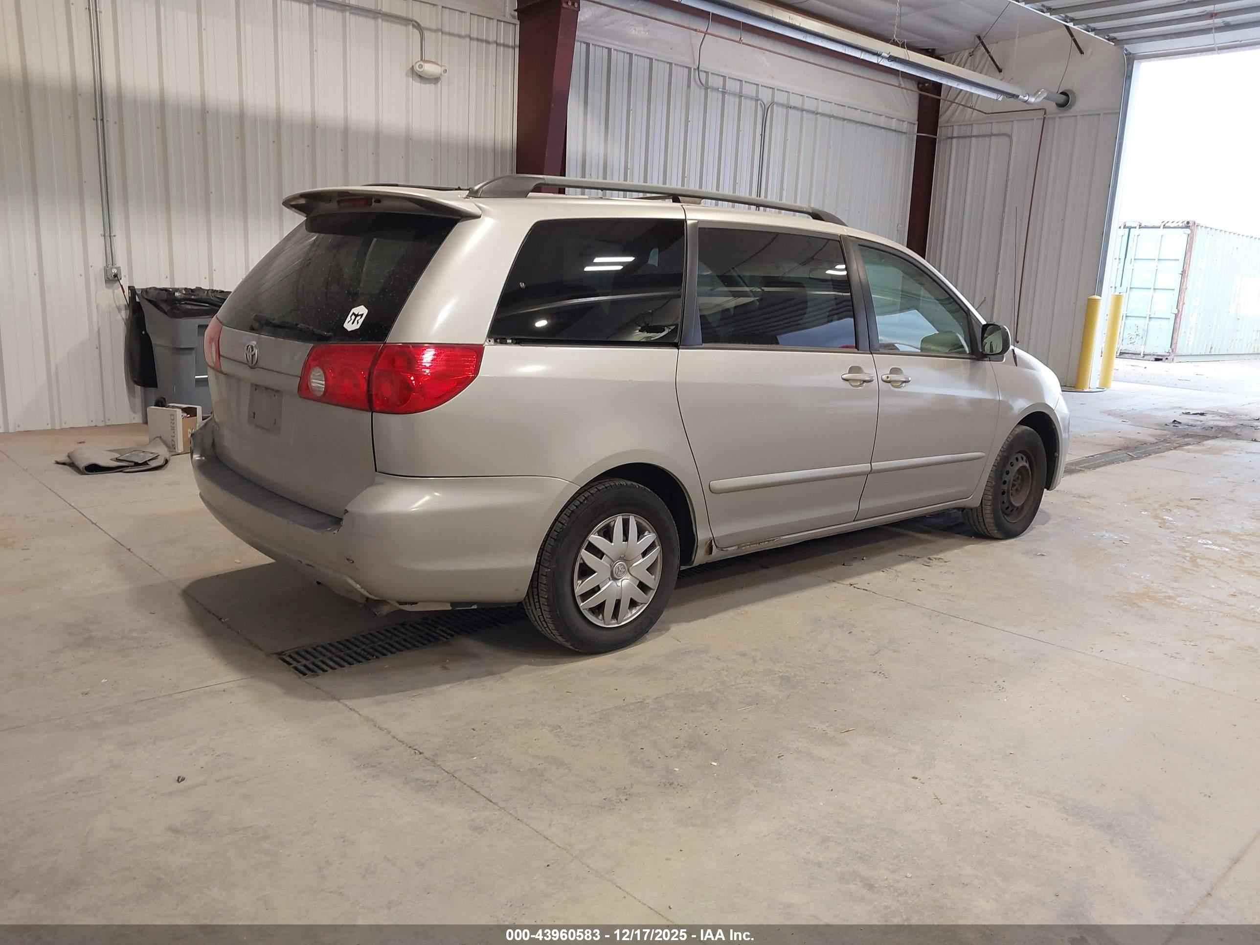 TOYOTA SIENNA image 4